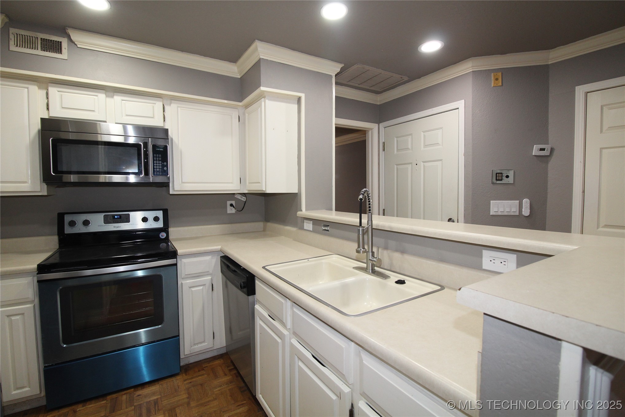 6737 S Peoria Avenue C214 Property Photo 13