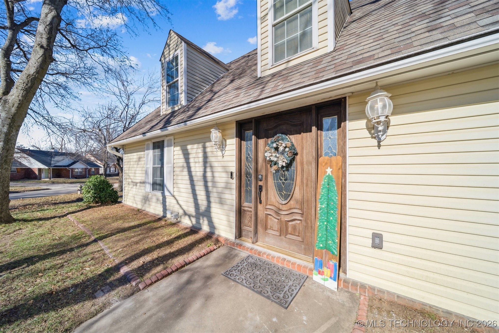 2412 S Maywood Drive Property Photo 3