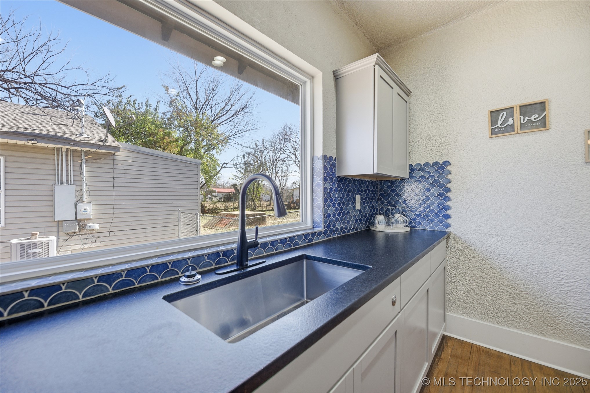 4716 W 8th Street Property Photo 9