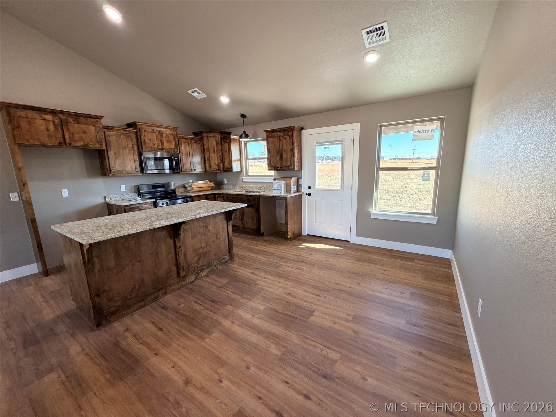 18030 Vaughn Road Property Photo 10