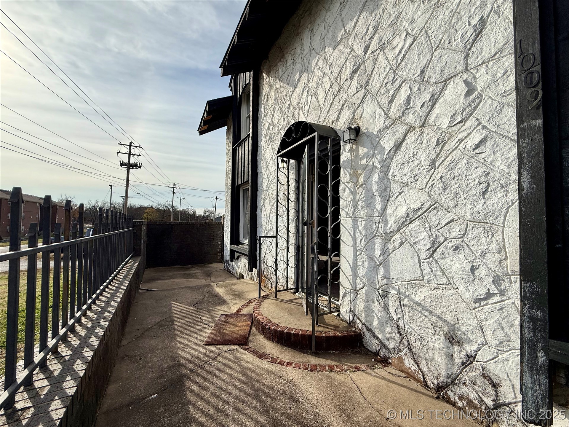 1009 Seminary Avenue Property Photo 6