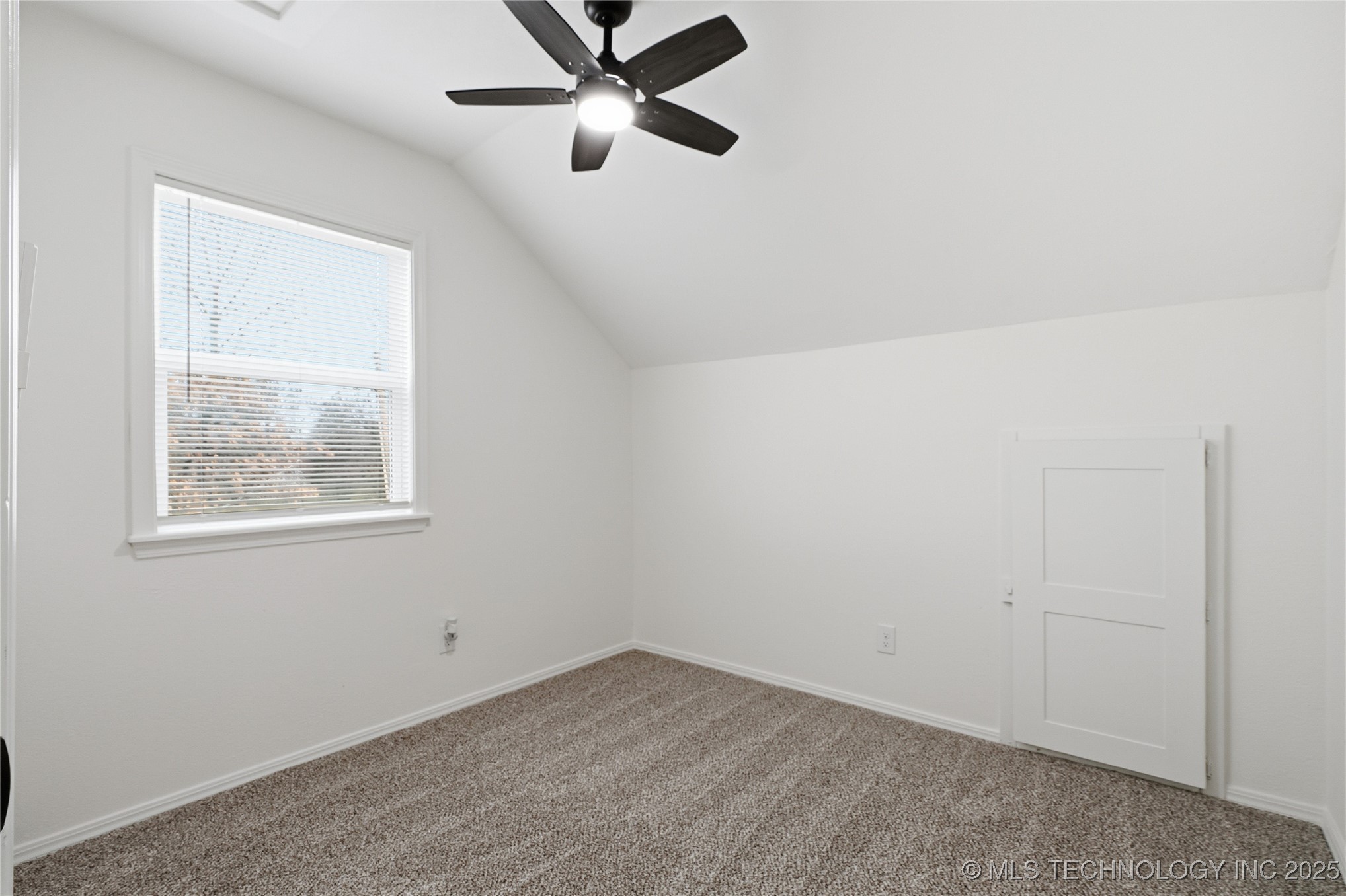 6933 N Martin Ridge Road Property Photo 32