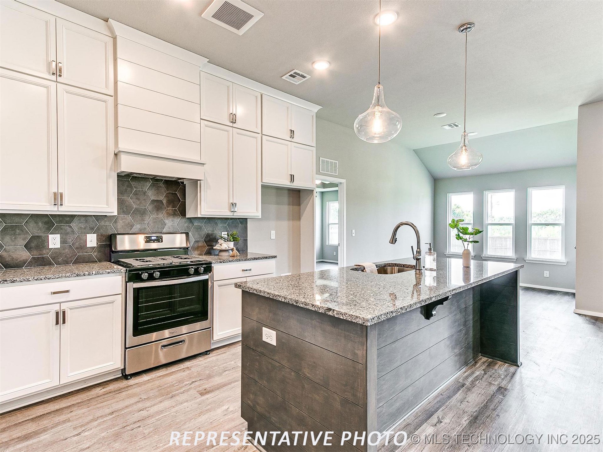 13159 S 72nd East Avenue Property Photo 9