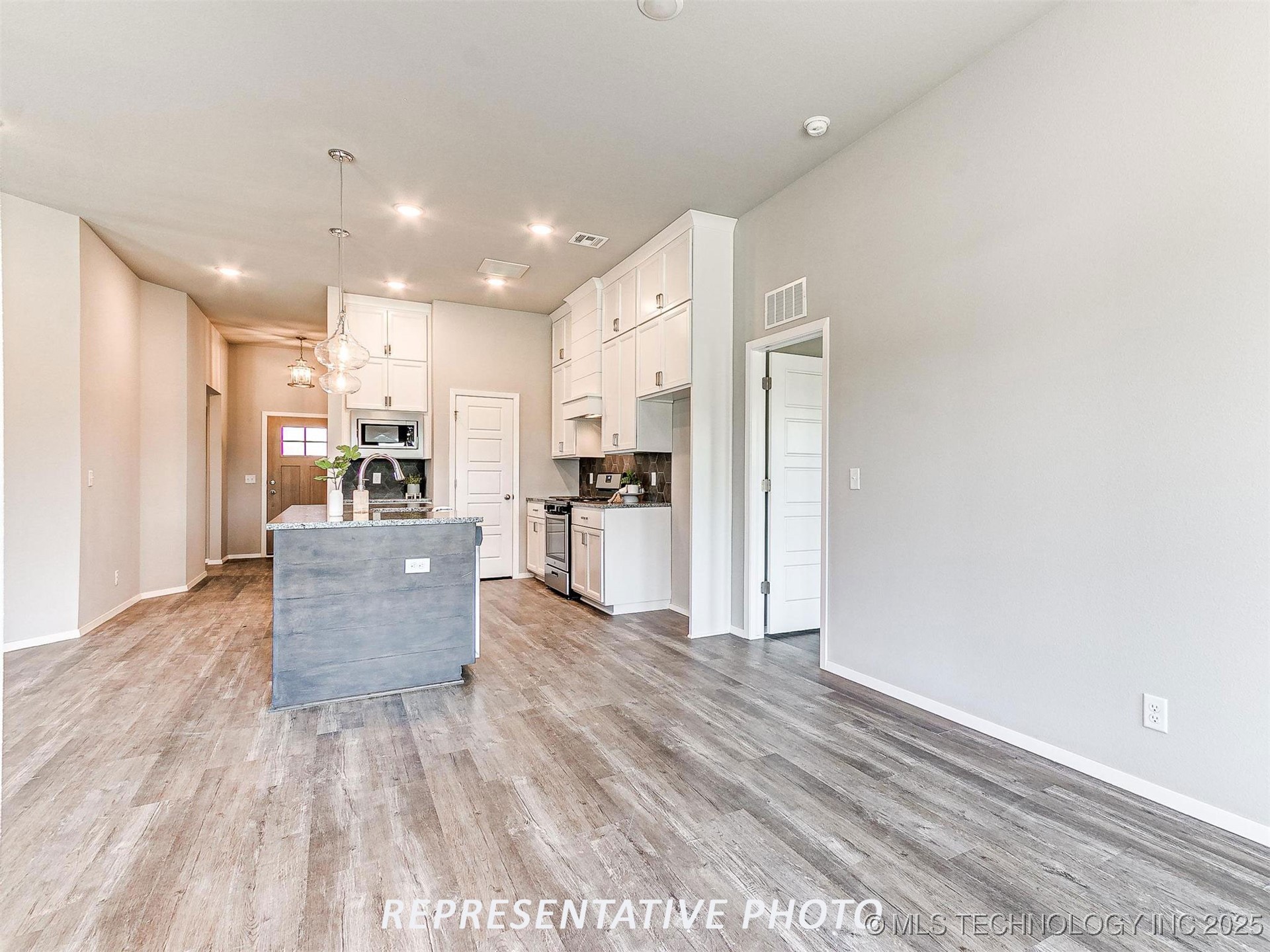 13159 S 72nd East Avenue Property Photo 13