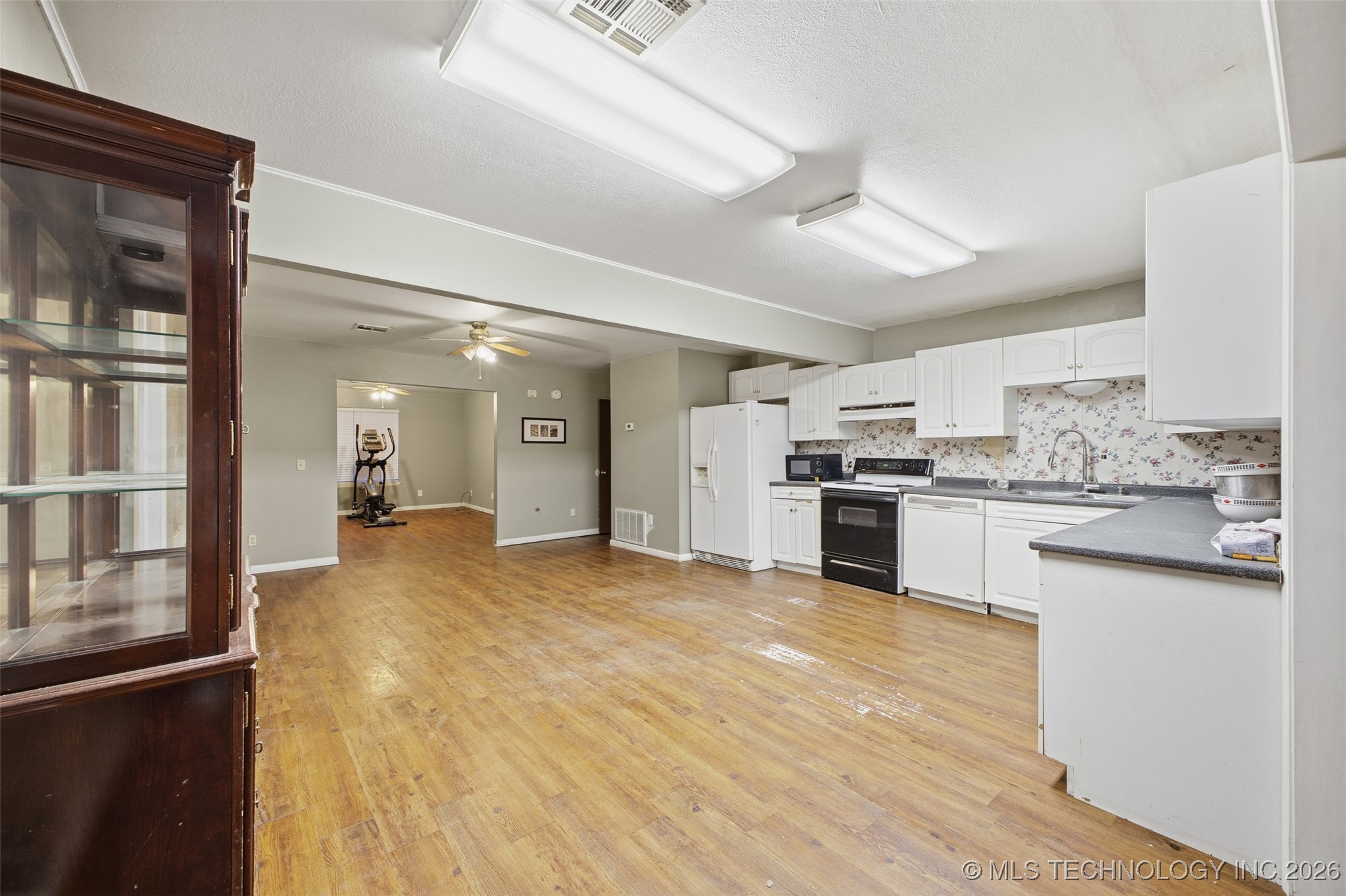 820 Charles Drive Property Photo 6