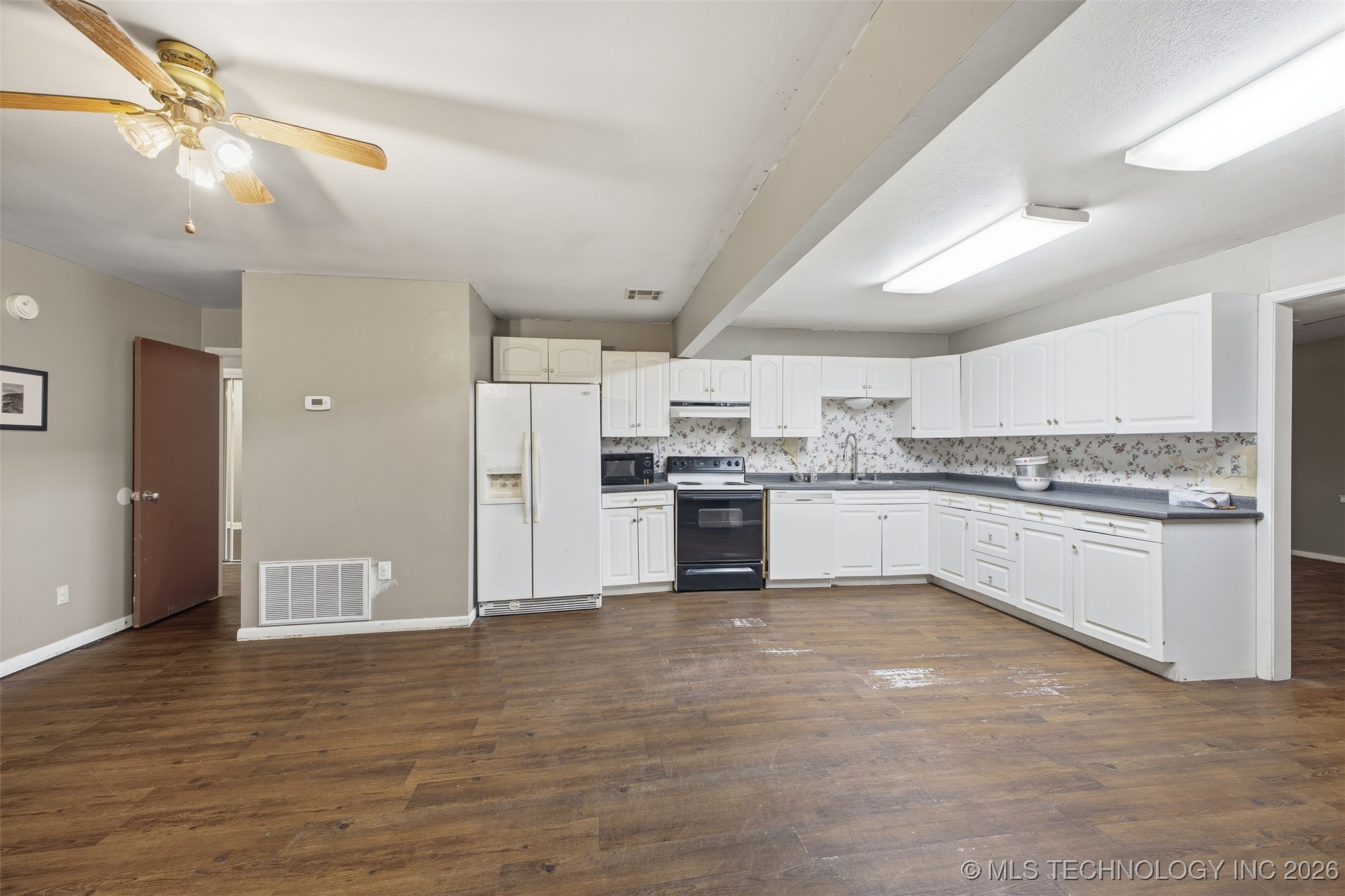 820 Charles Drive Property Photo 7