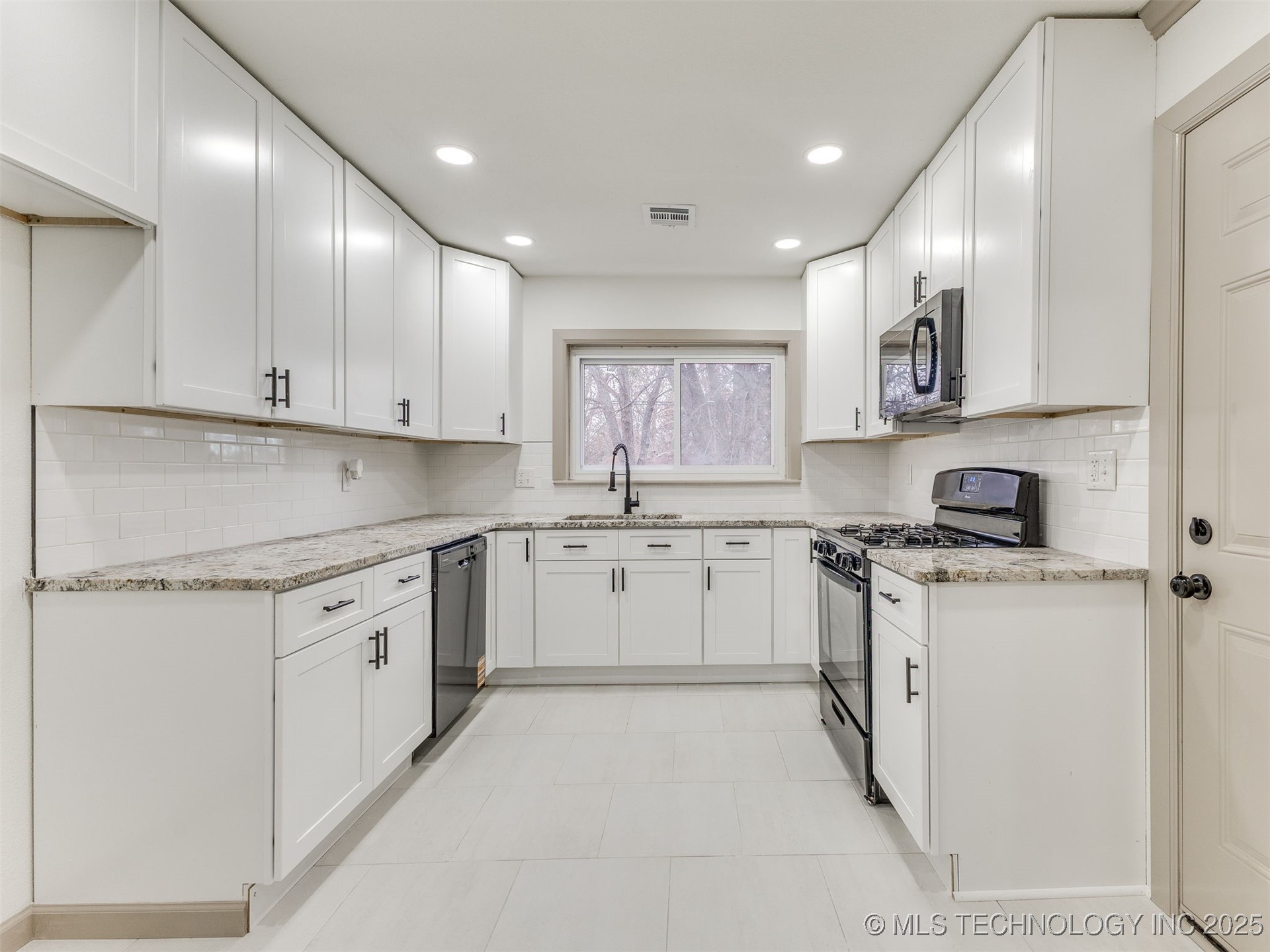 3242 S Marion Avenue Property Photo 10