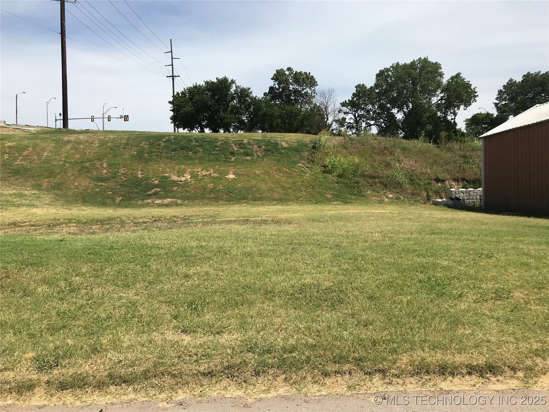 2410 W Admiral Boulevard Property Photo 4