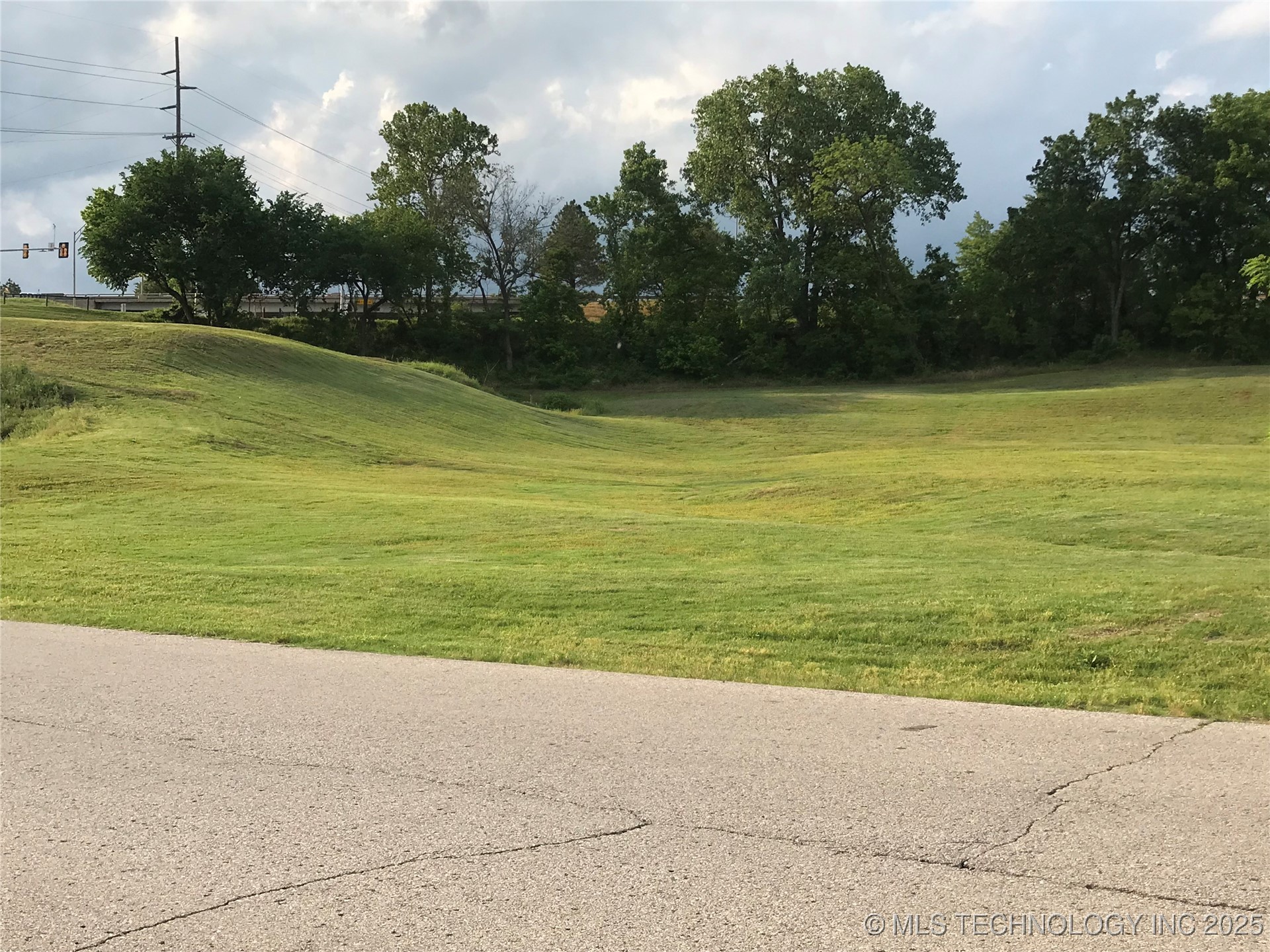 2410 W Admiral Boulevard Property Photo 7