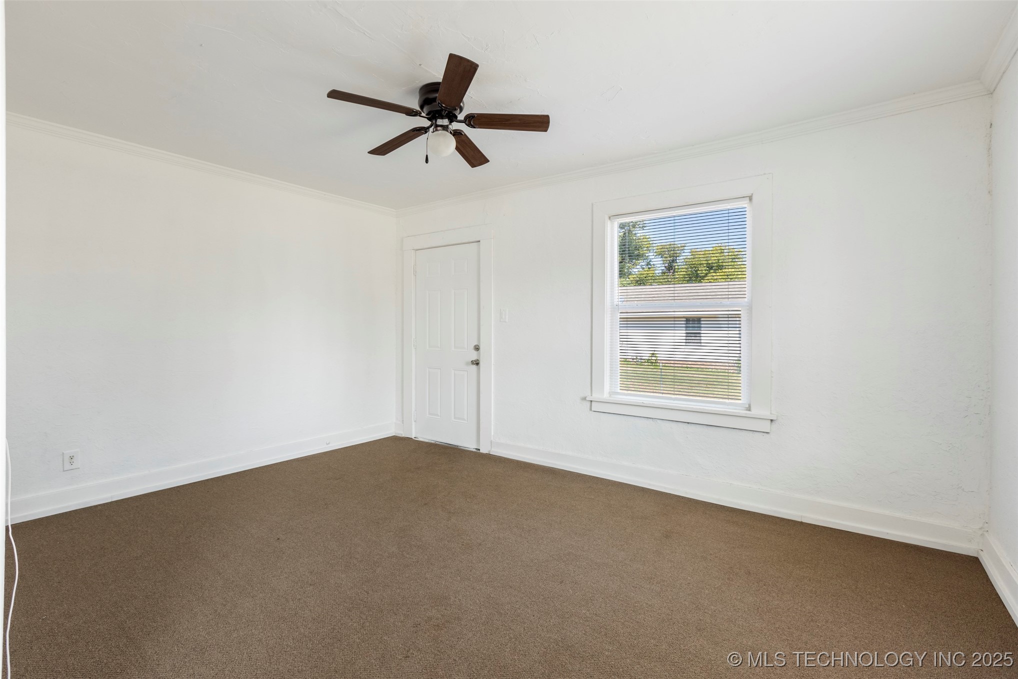 820 S 6th Property Photo 4