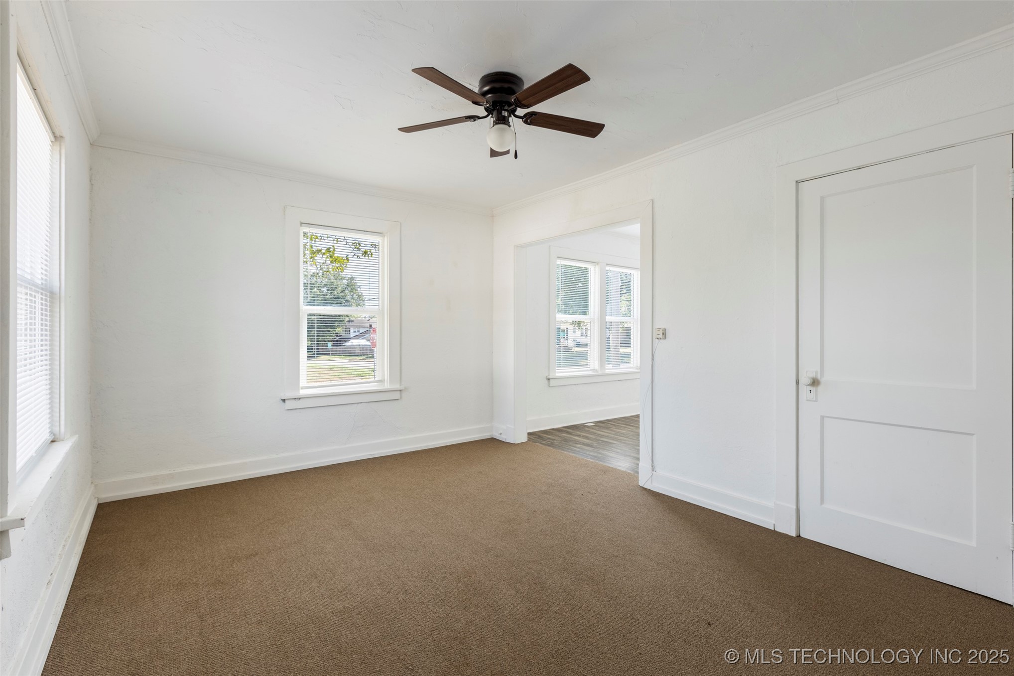 820 S 6th Property Photo 5