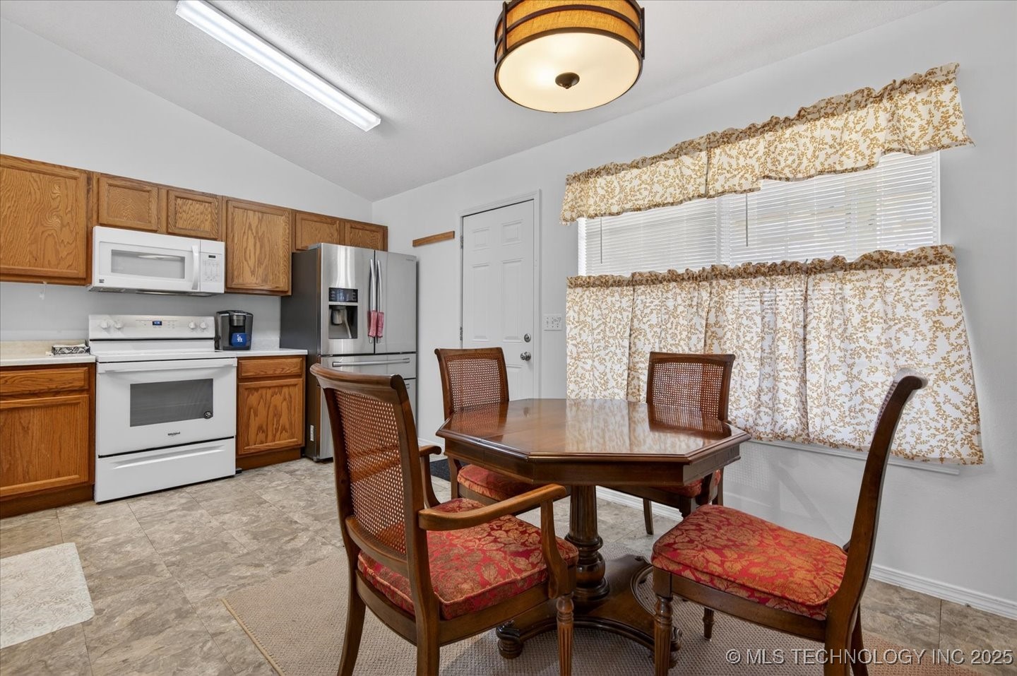 629 S Moore Avenue Property Photo 8