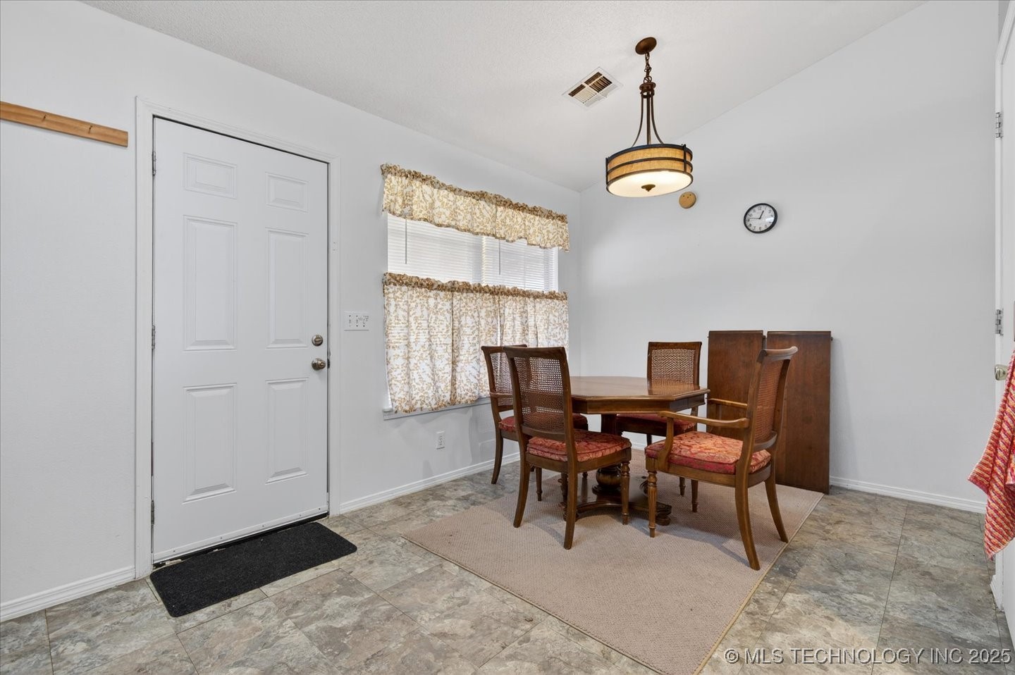 629 S Moore Avenue Property Photo 9