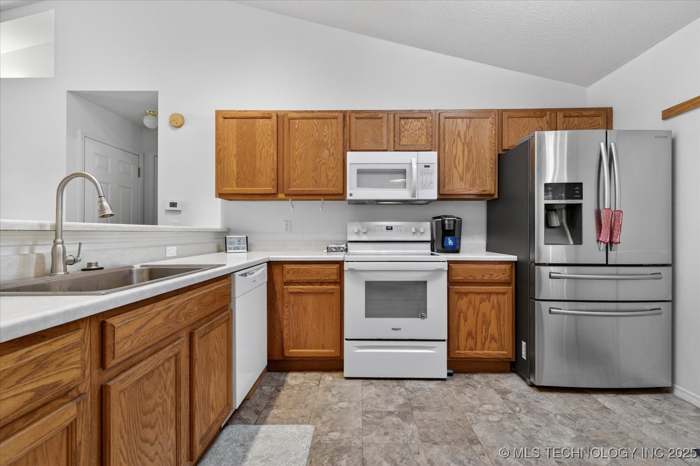 629 S Moore Avenue Property Photo 10