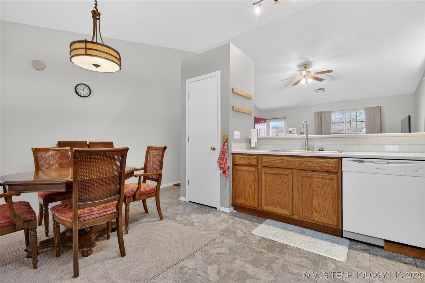 629 S Moore Avenue Property Photo 11