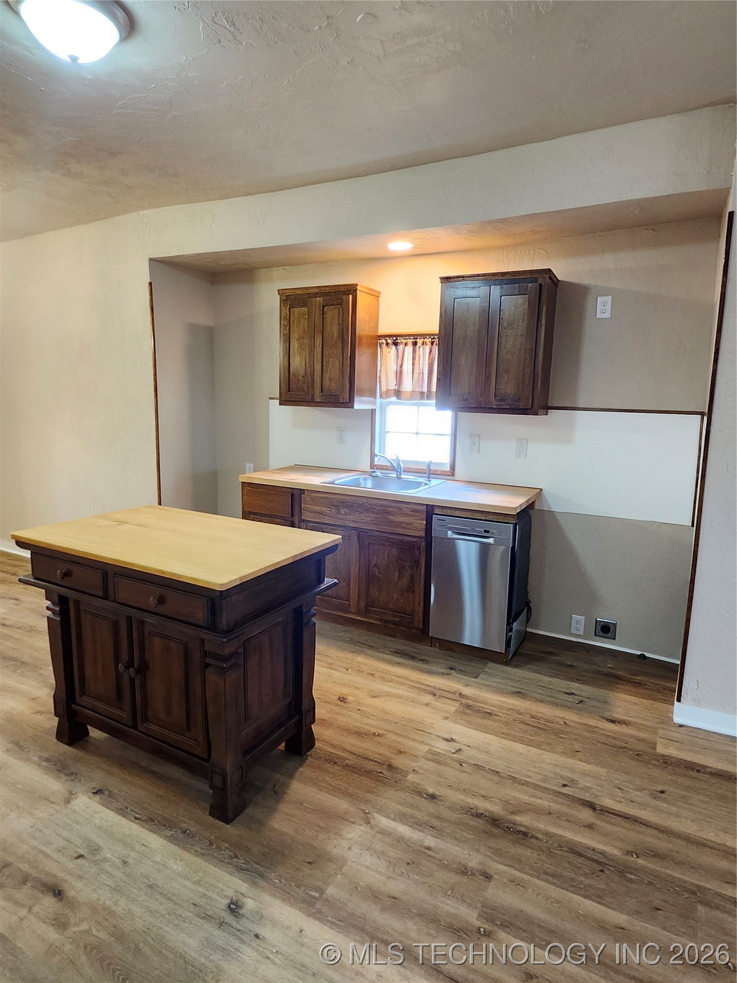 604 N Oak Street Property Photo 6