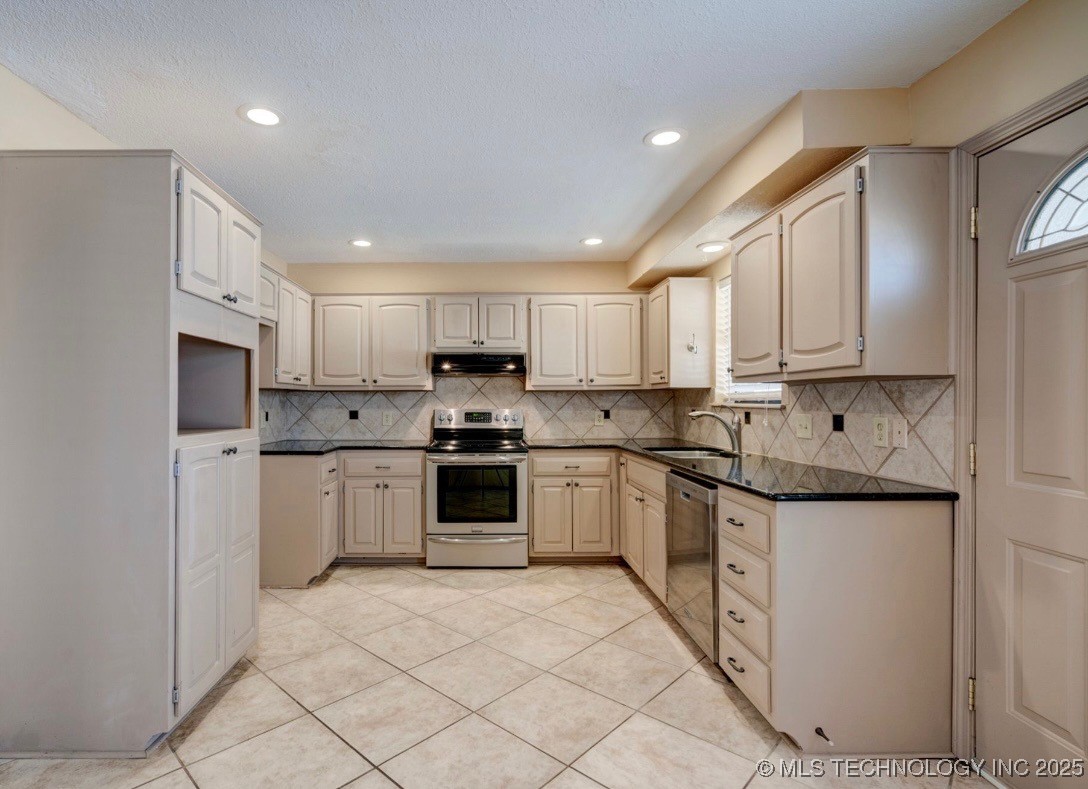 2420 S Elder Avenue Property Photo 6