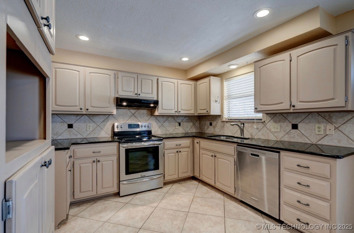 2420 S Elder Avenue Property Photo 7