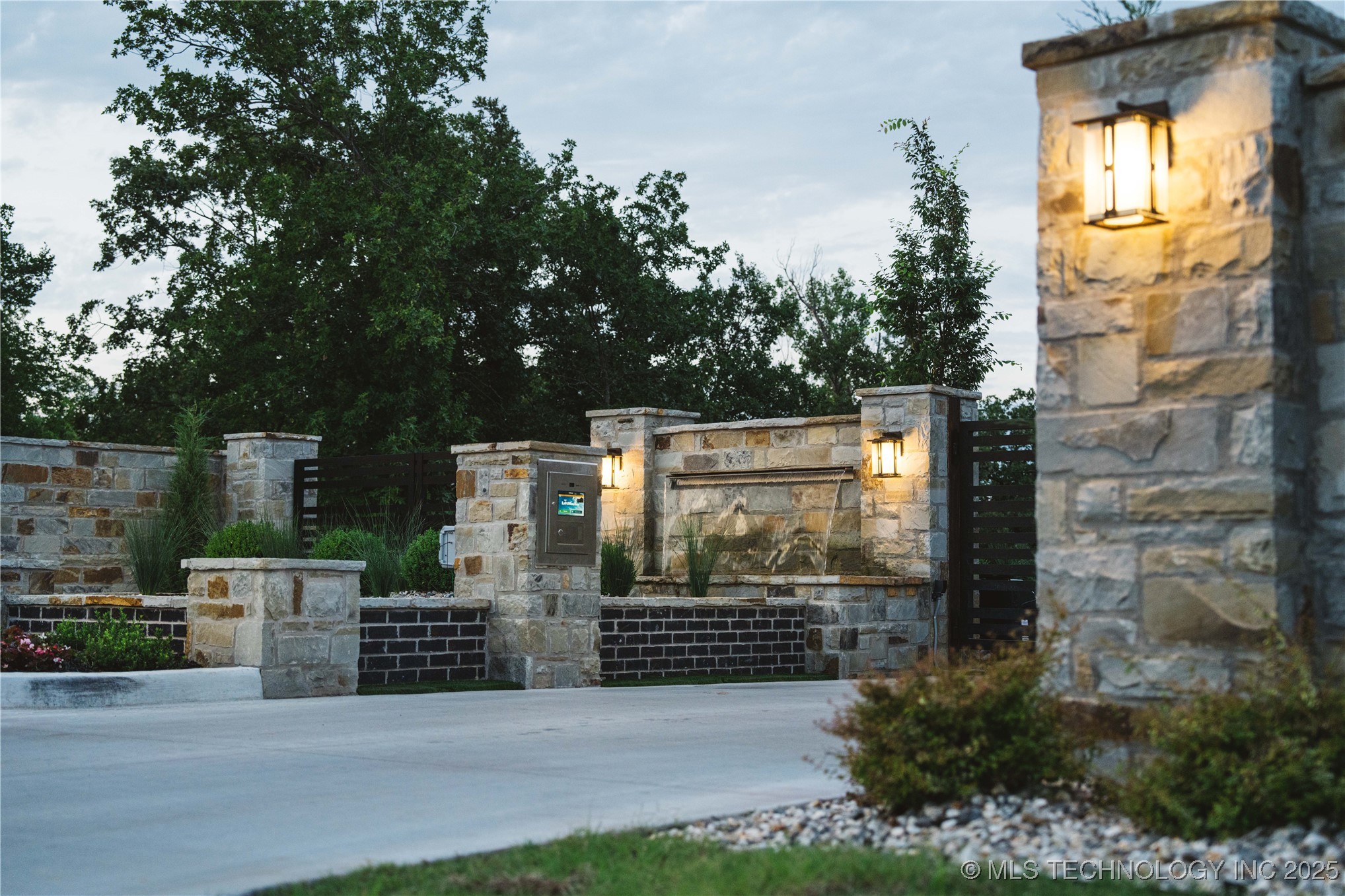 5923 Emberlyn Way Property Photo 2