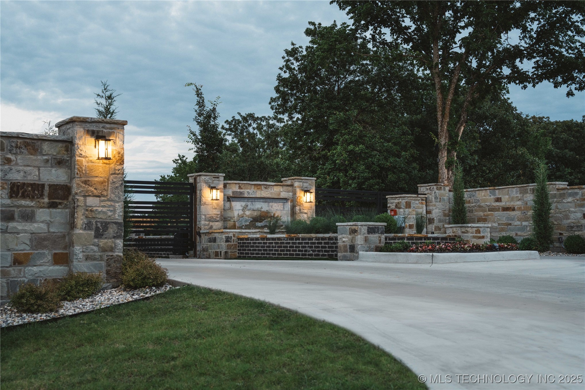 5923 Emberlyn Way Property Photo 3