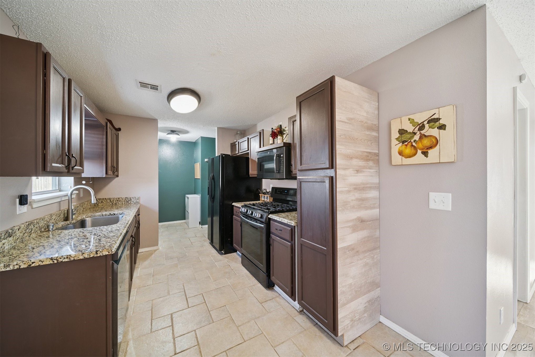 2102 S Missouri Place Property Photo 9