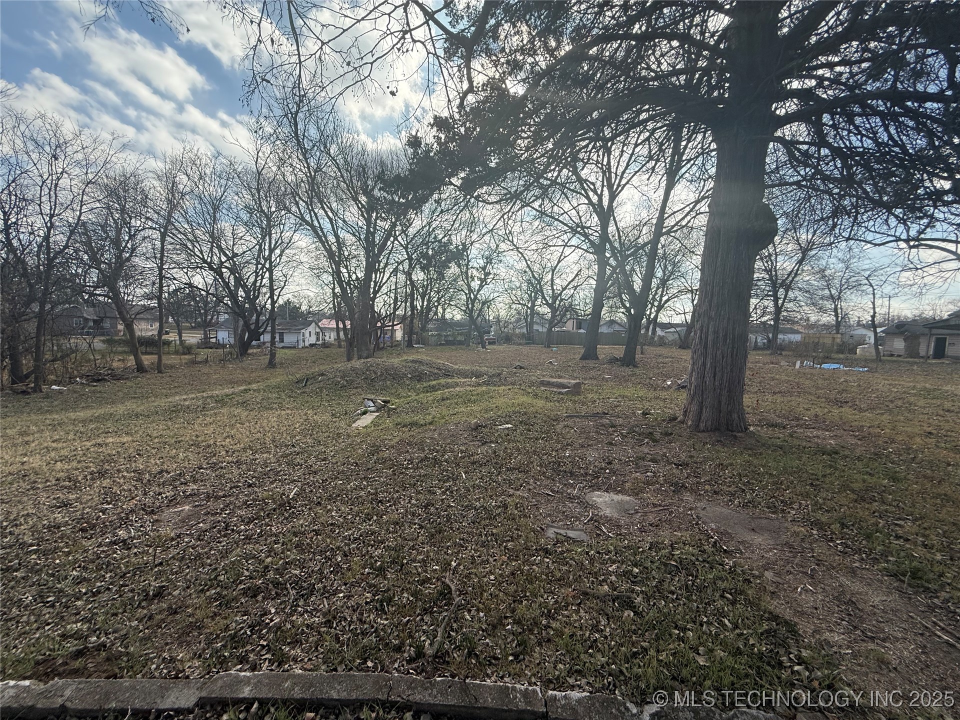 513 W 9th Property Photo 3