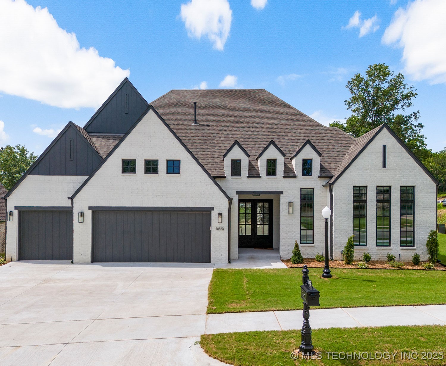 1605 Pinecrest Drive Property Photo 1