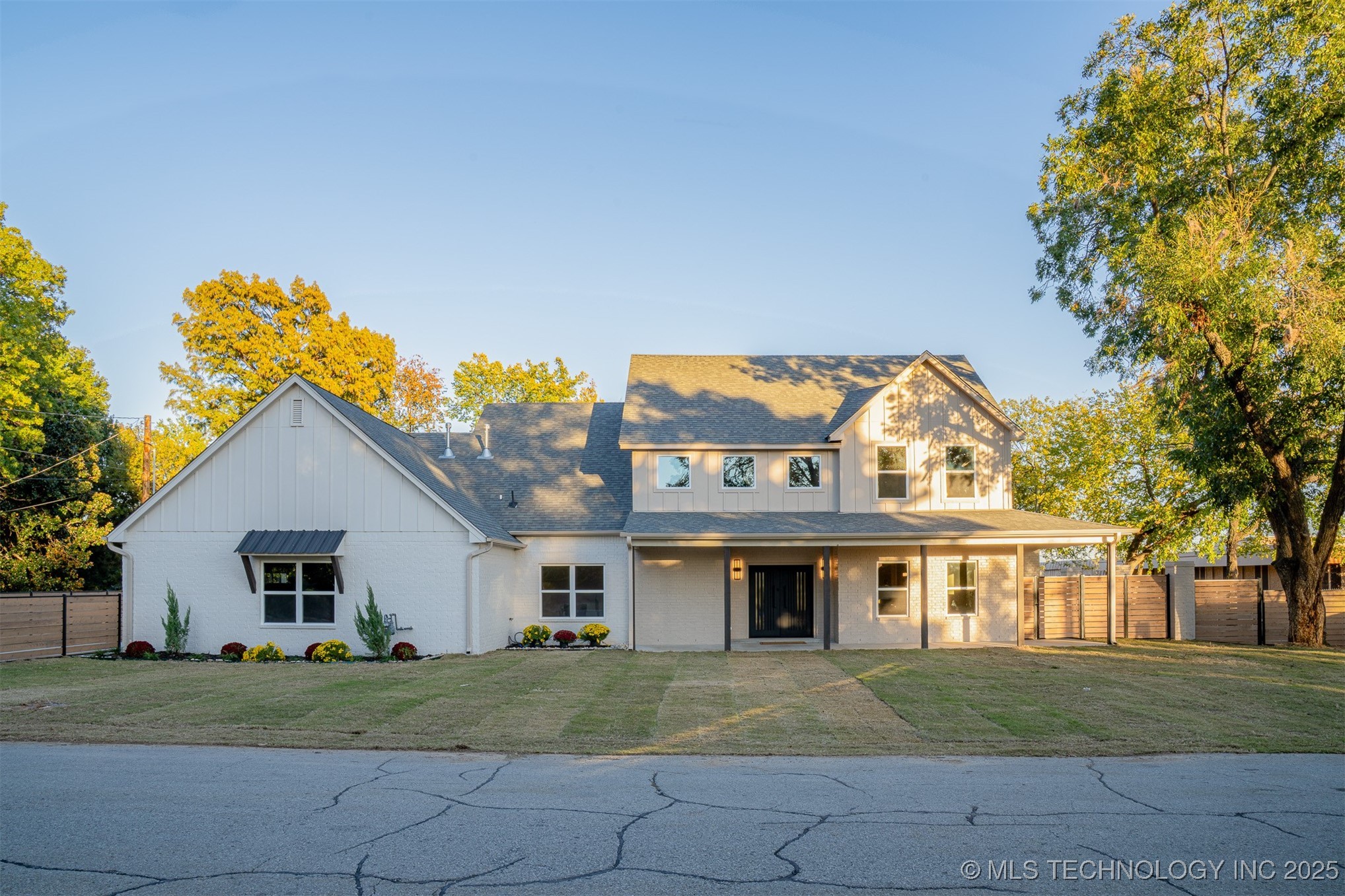 4929 S Columbia Avenue Property Photo 3