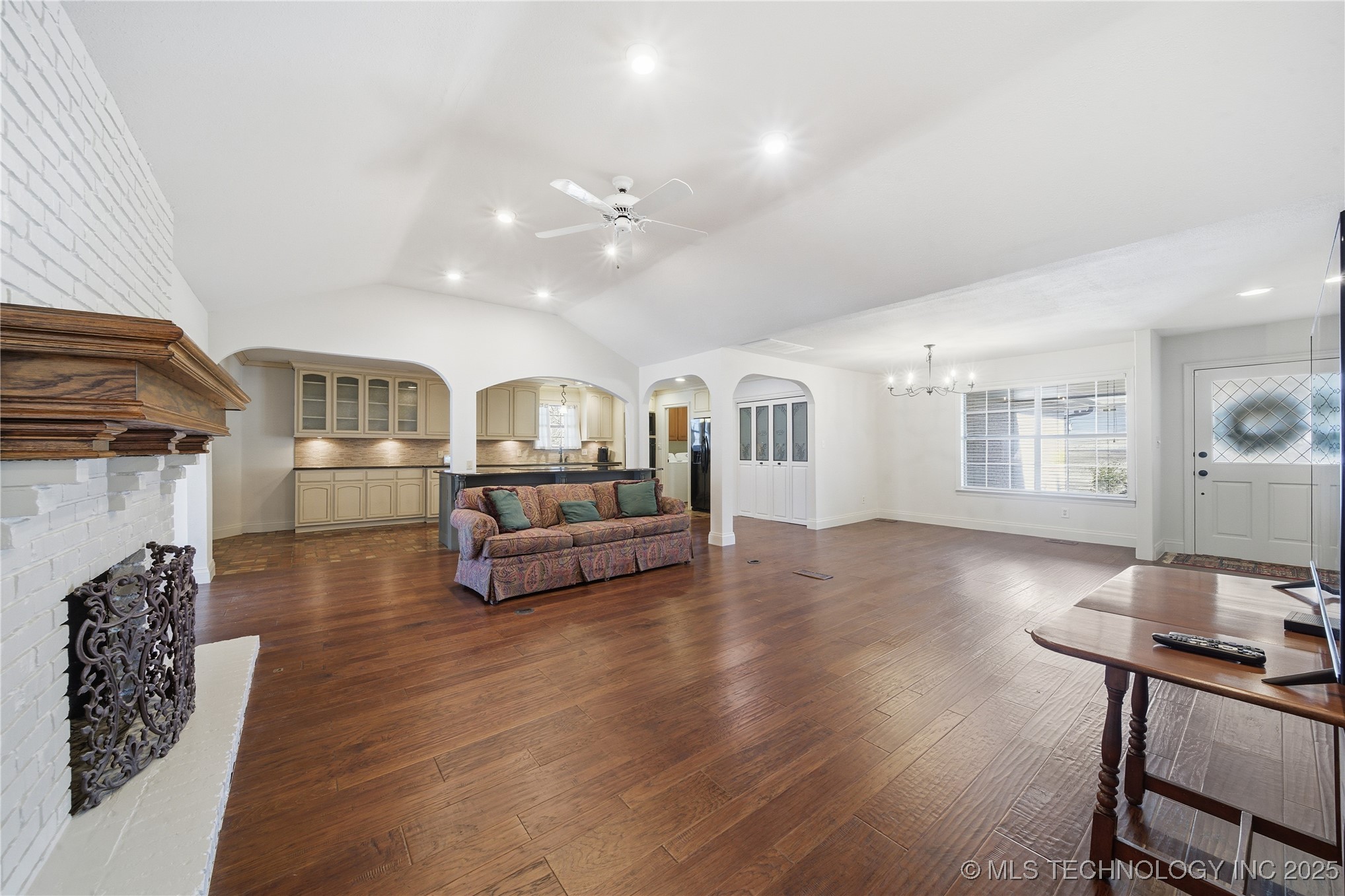 11618 S 74th East Avenue Property Photo 6