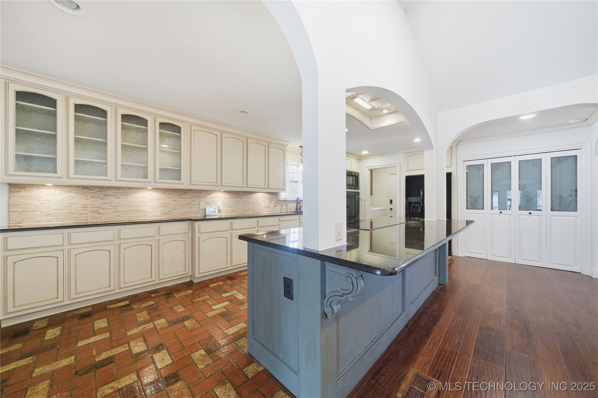 11618 S 74th East Avenue Property Photo 7