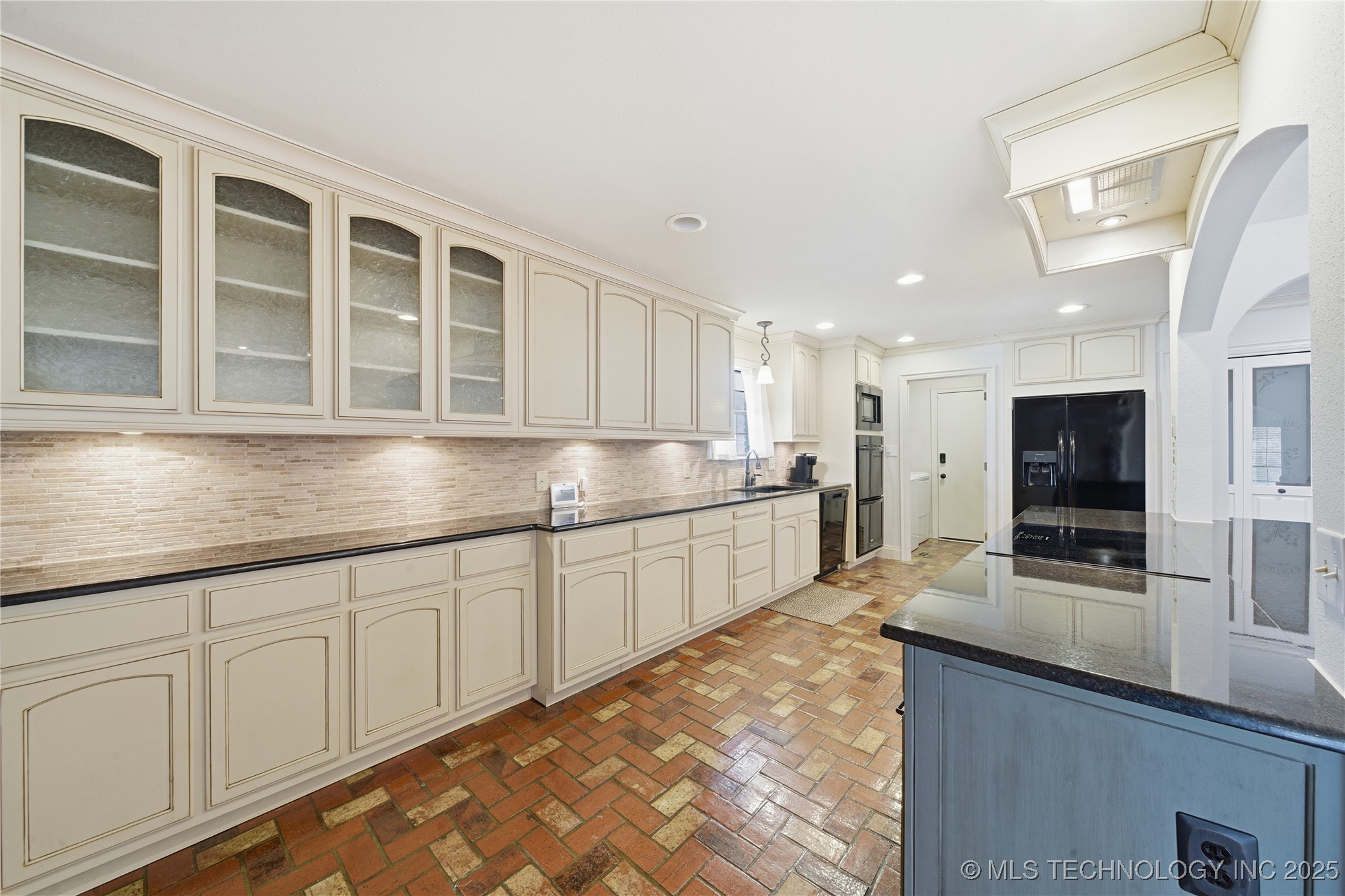 11618 S 74th East Avenue Property Photo 8