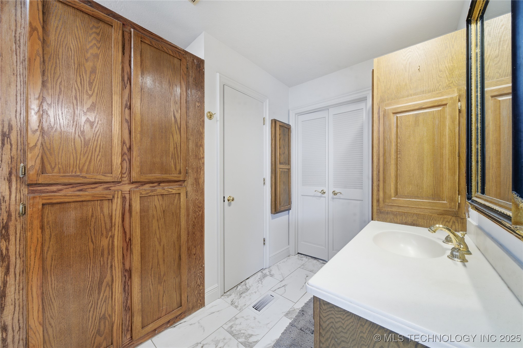 11618 S 74th East Avenue Property Photo 15