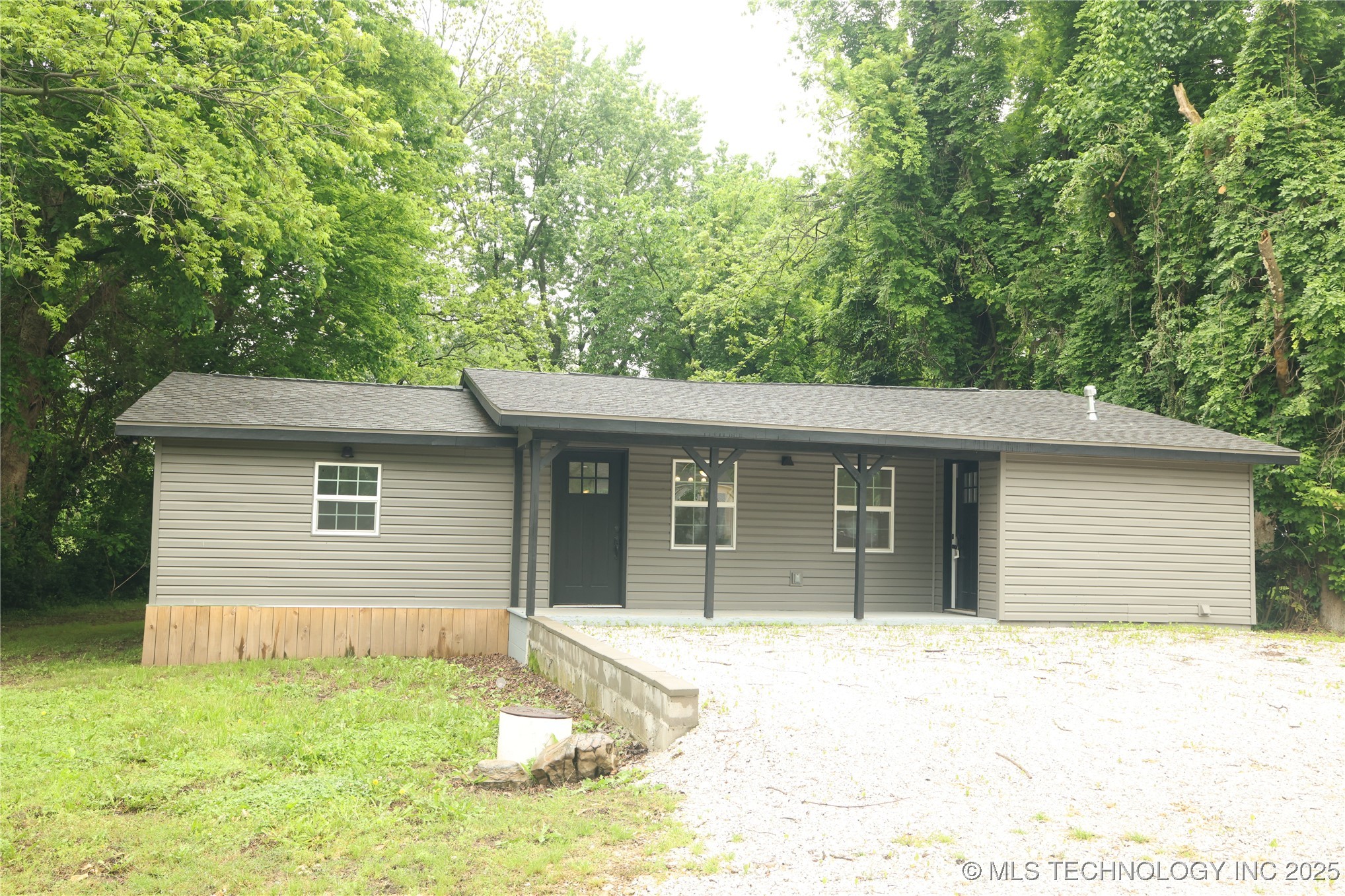 1185 E Pine Street Property Photo 3