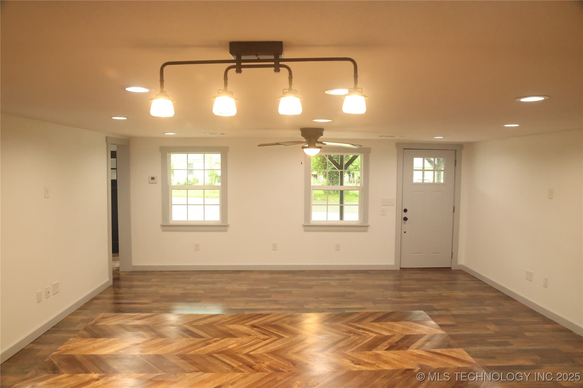 1185 E Pine Street Property Photo 9