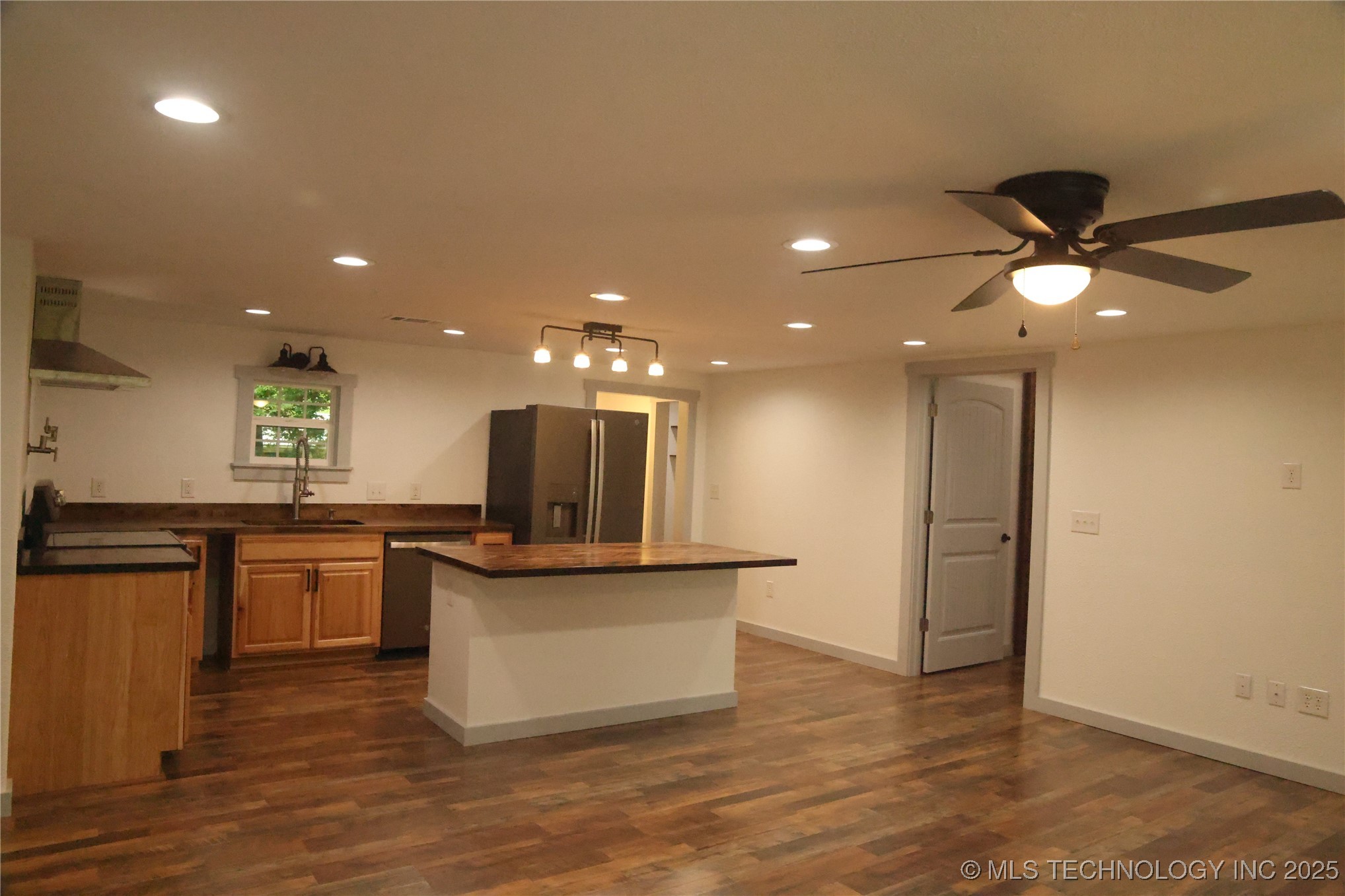 1185 E Pine Street Property Photo 10