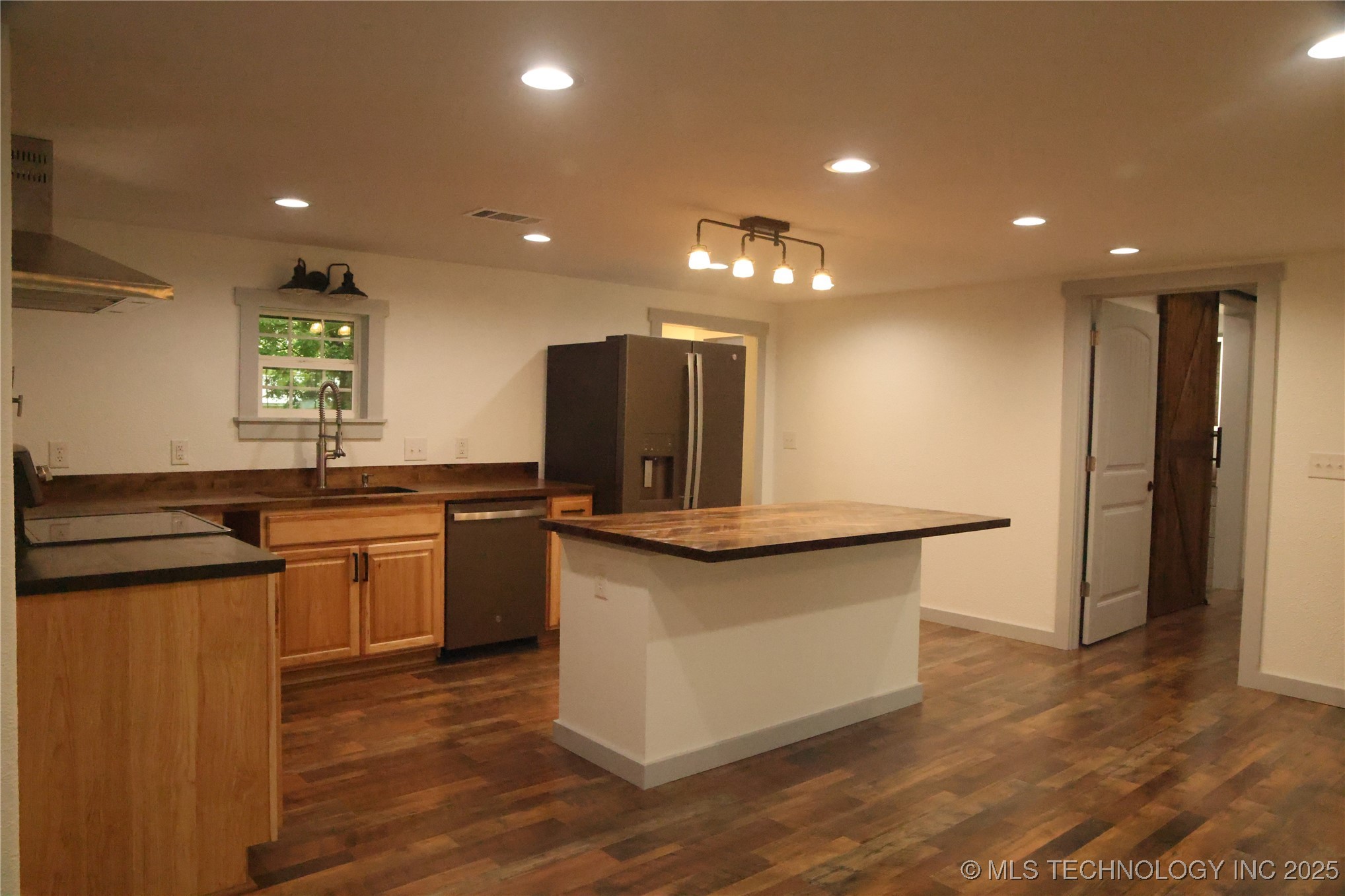 1185 E Pine Street Property Photo 13