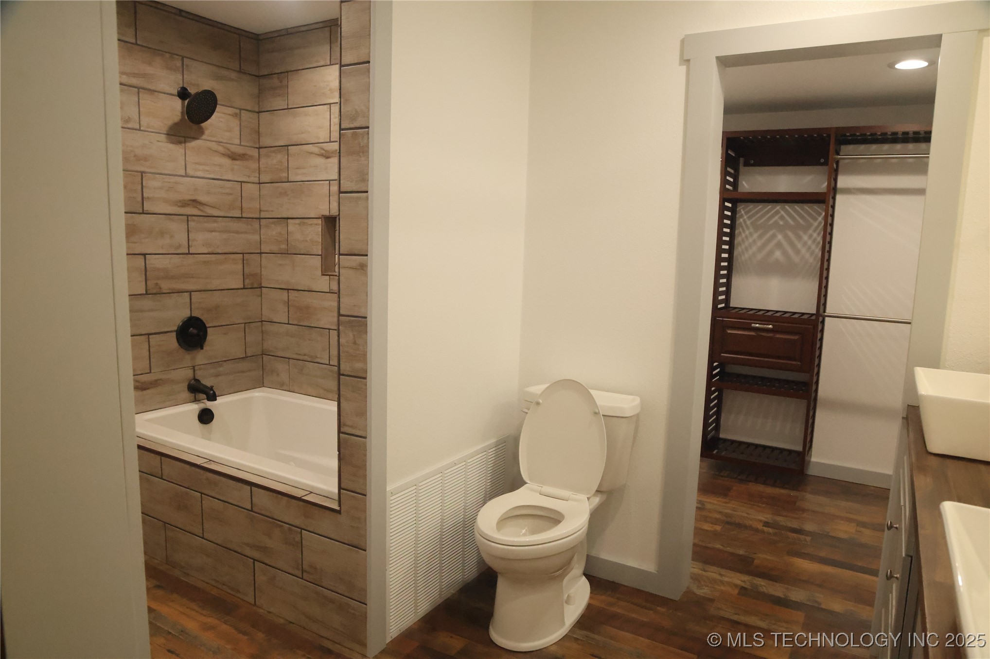 1185 E Pine Street Property Photo 24