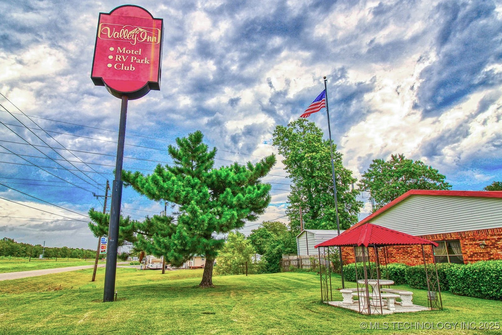 2400 S Valley Drive Property Photo 4