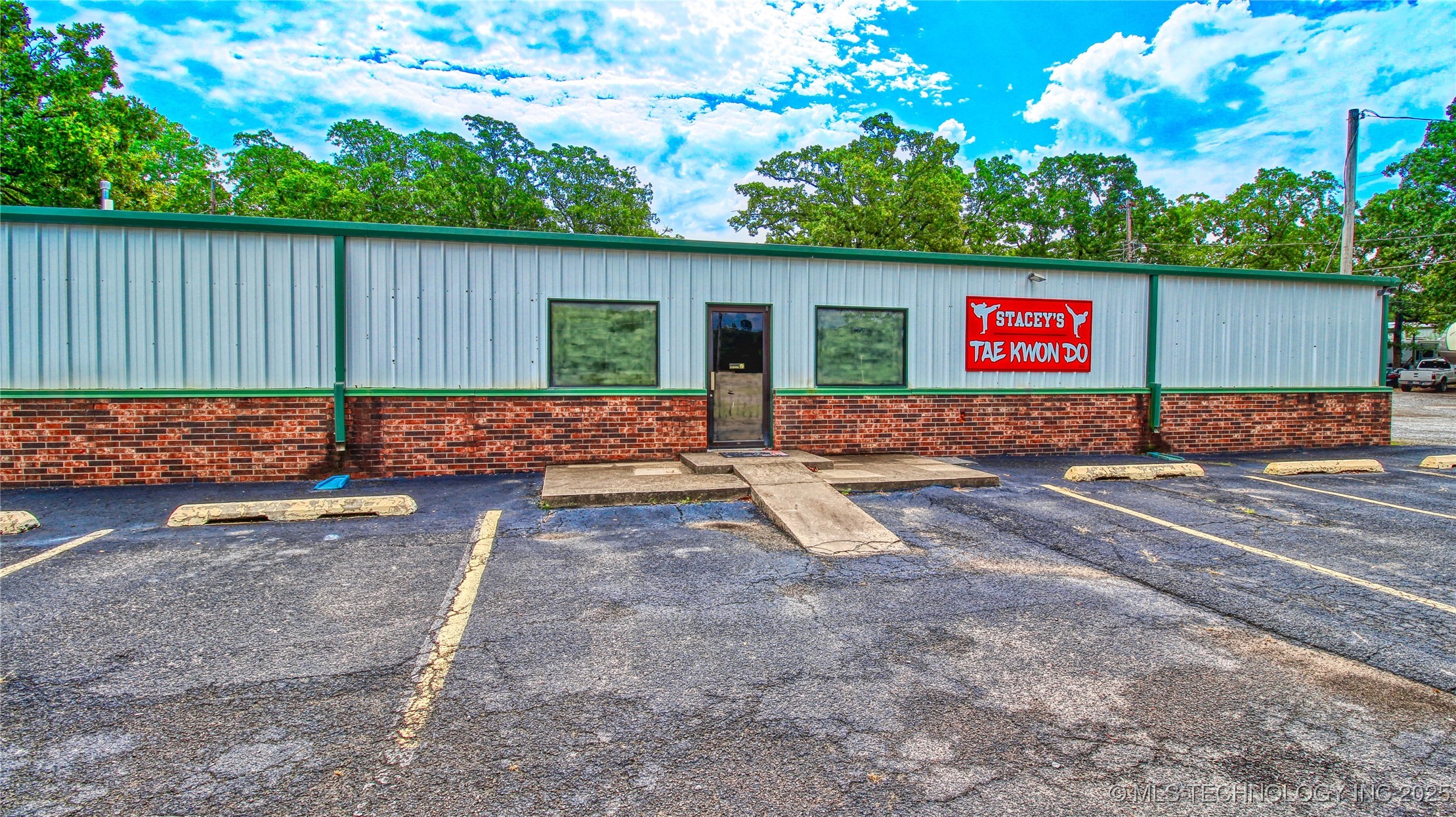 2400 S Valley Drive Property Photo 6