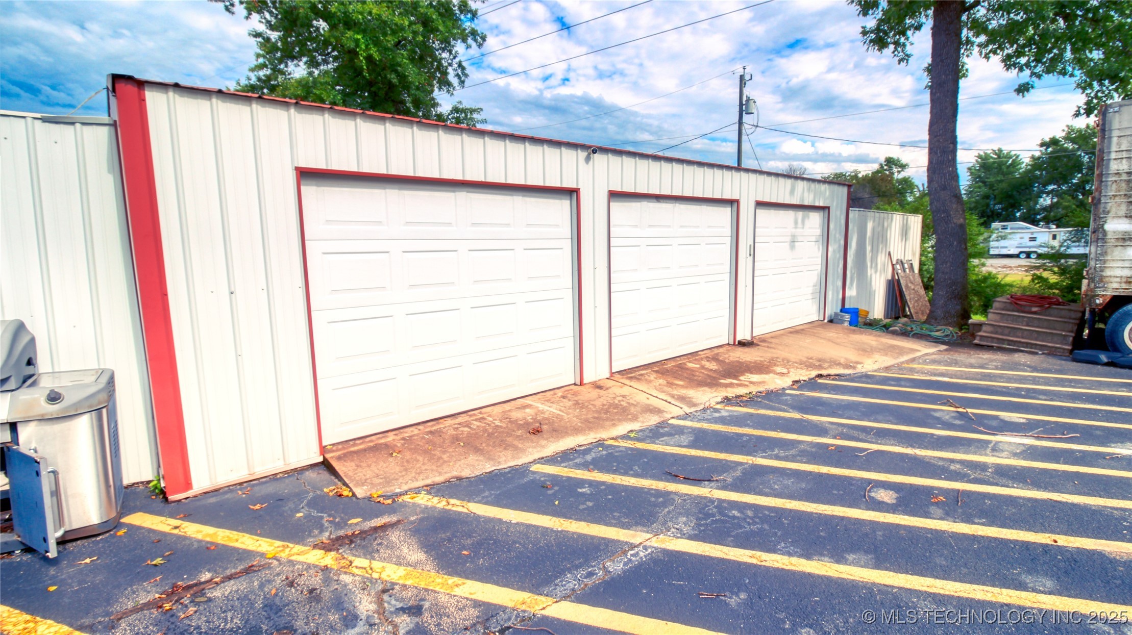 2400 S Valley Drive Property Photo 7