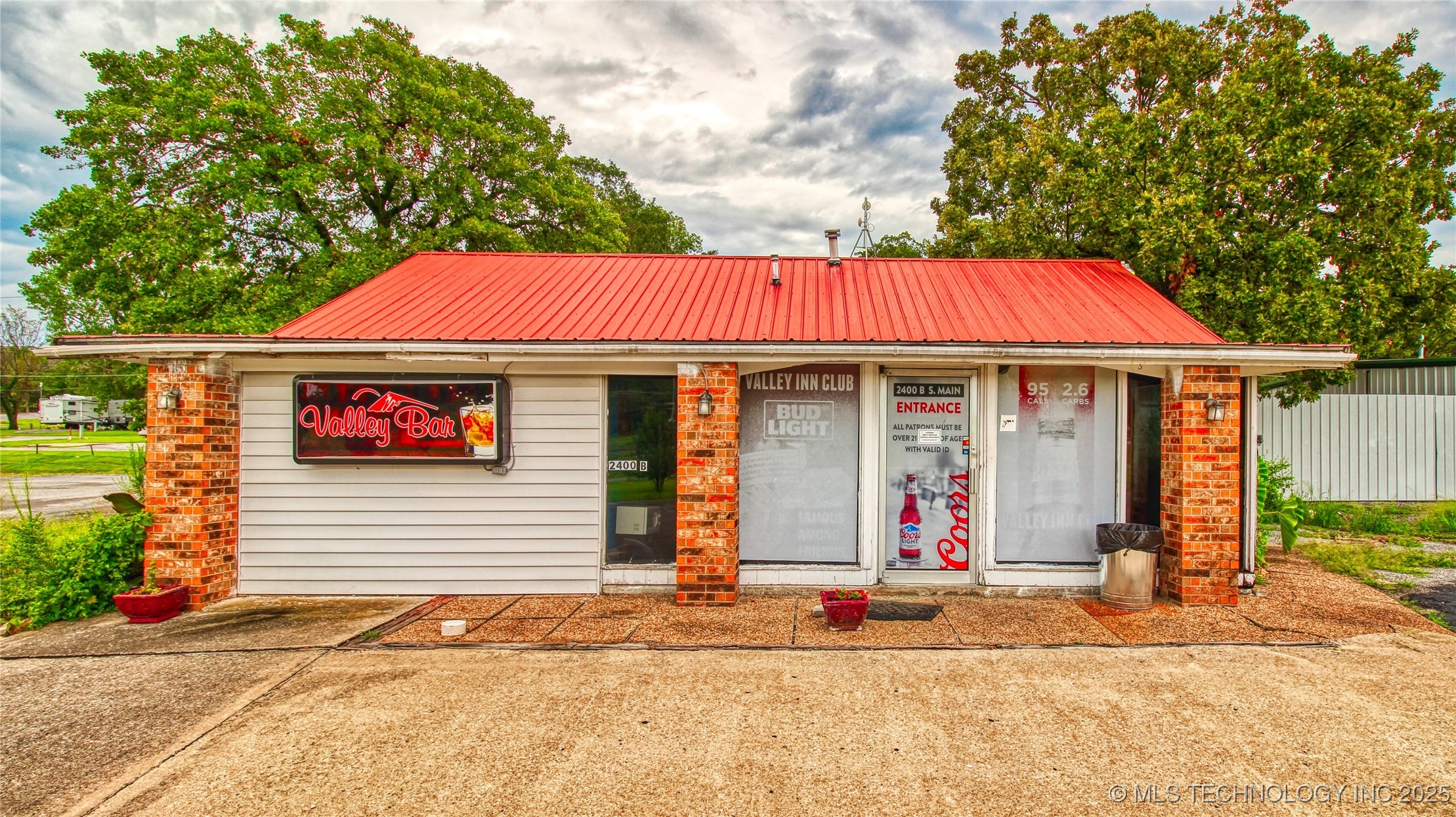 2400 S Valley Drive Property Photo 8