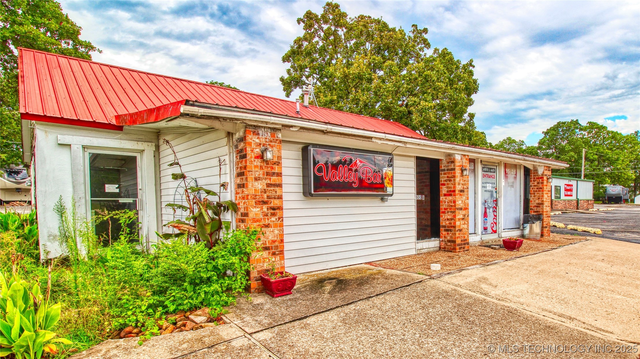 2400 S Valley Drive Property Photo 9