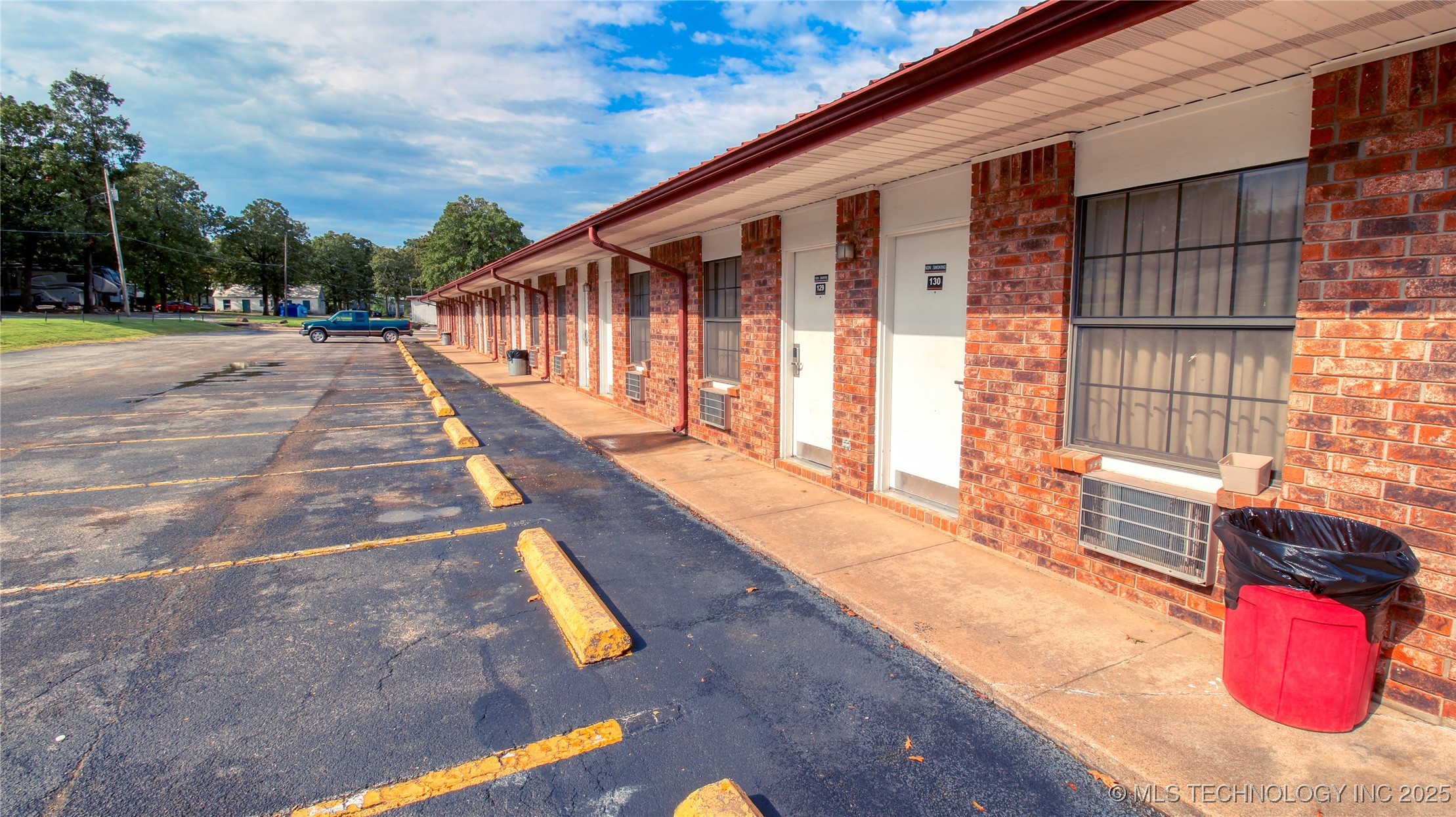 2400 S Valley Drive Property Photo 11