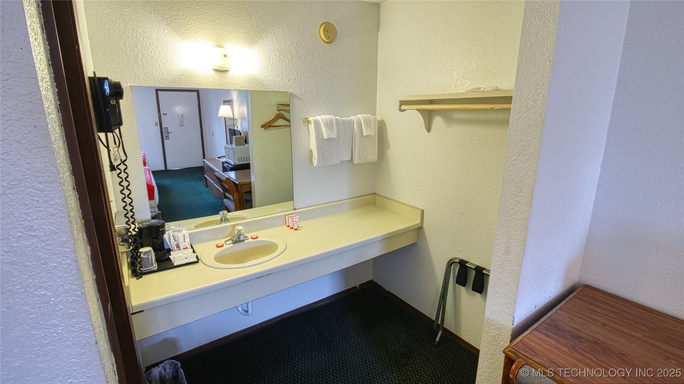 2400 S Valley Drive Property Photo 15