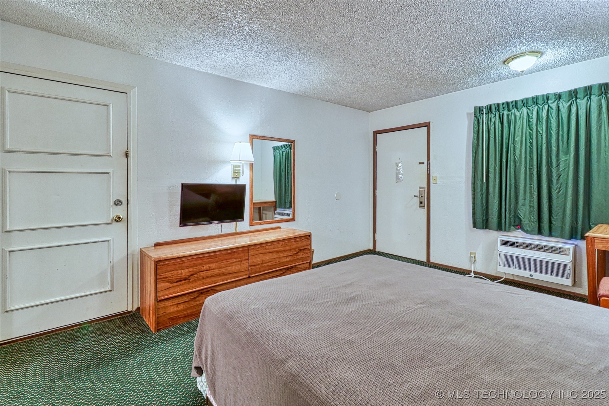 2400 S Valley Drive Property Photo 21