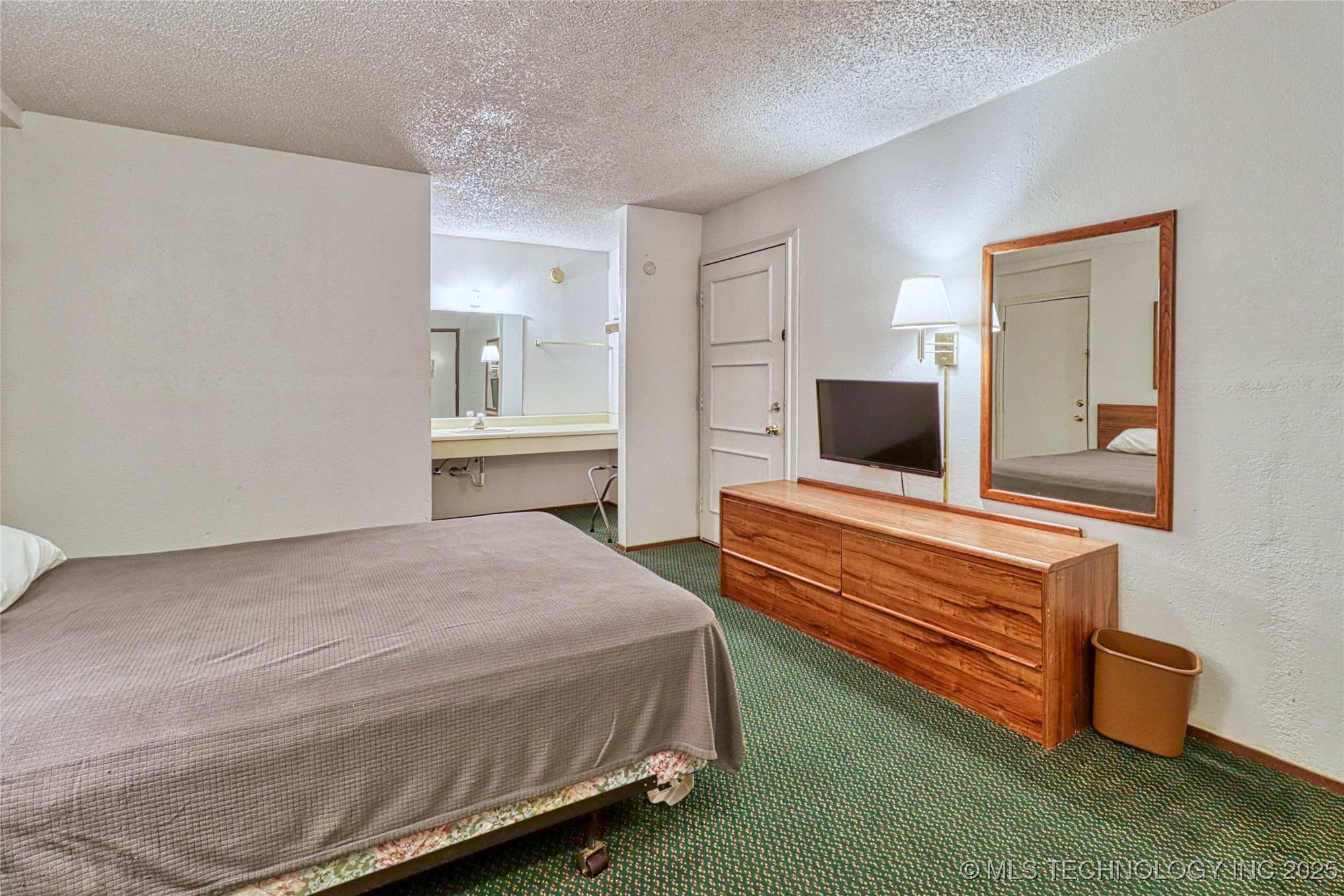 2400 S Valley Drive Property Photo 22