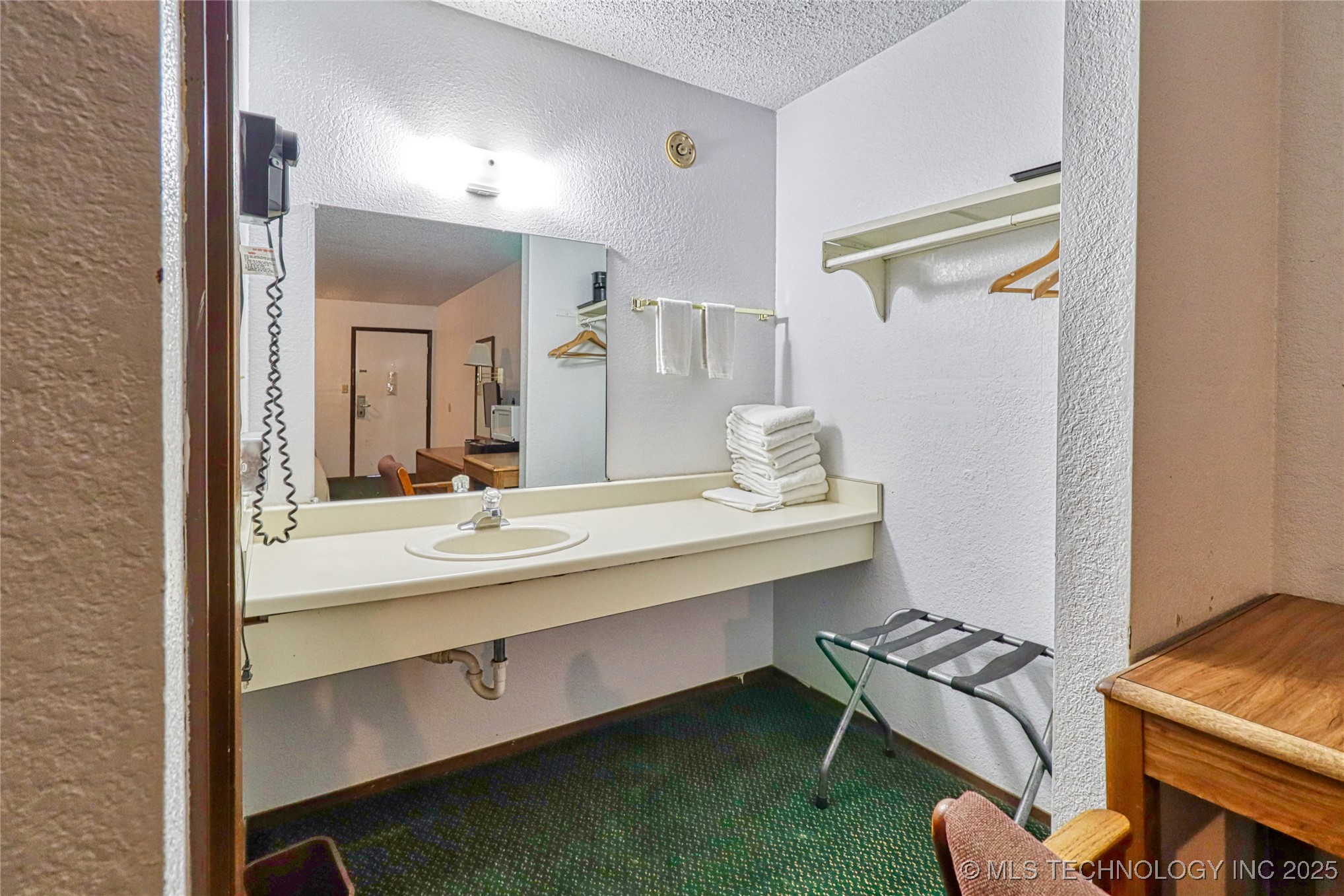 2400 S Valley Drive Property Photo 25