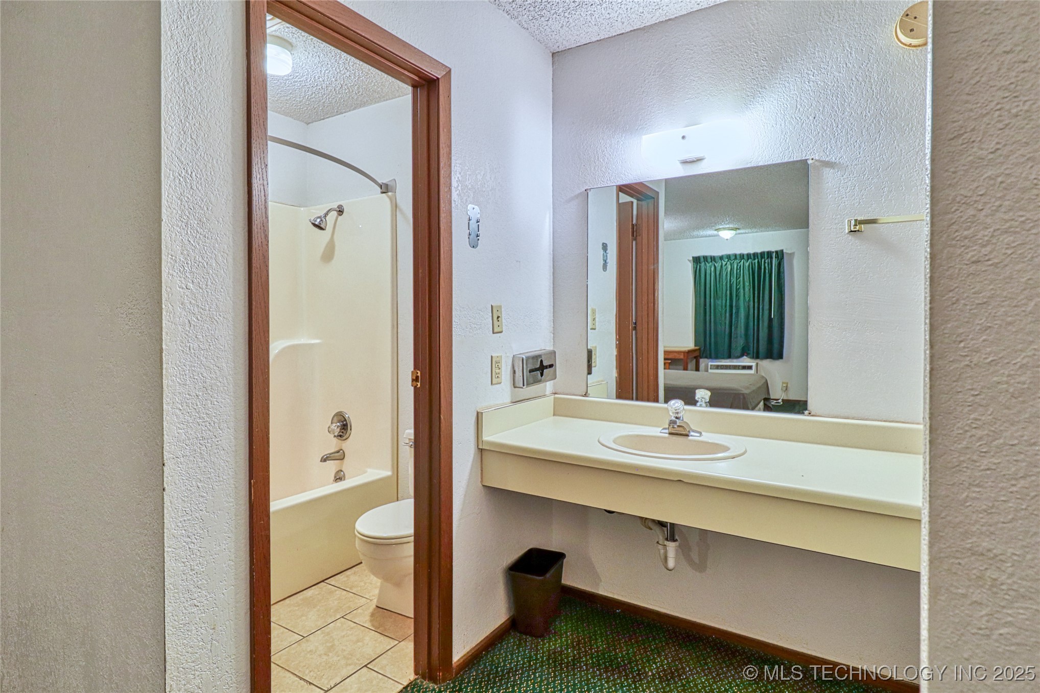 2400 S Valley Drive Property Photo 26