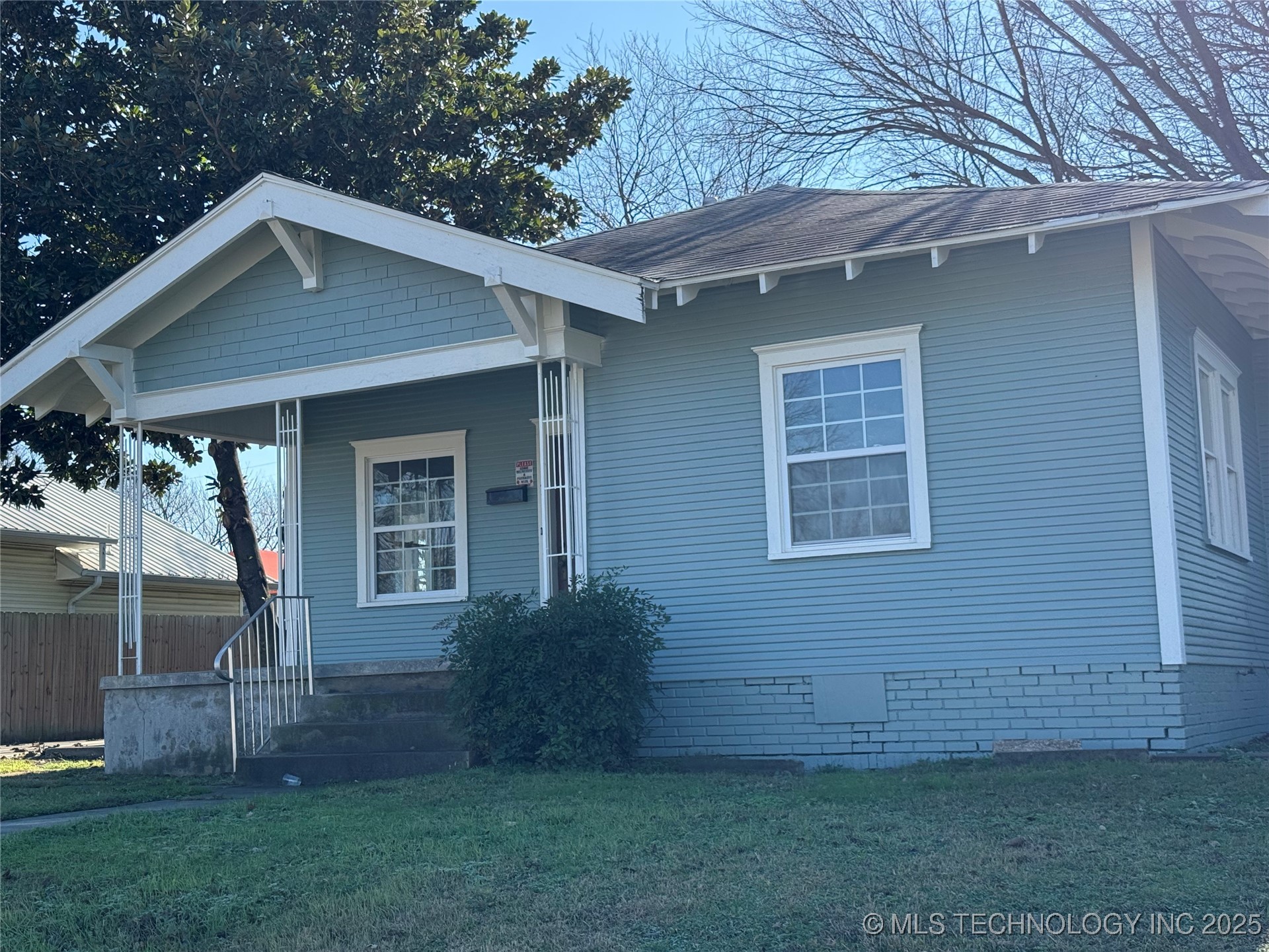 517 E 12th Property Photo 3