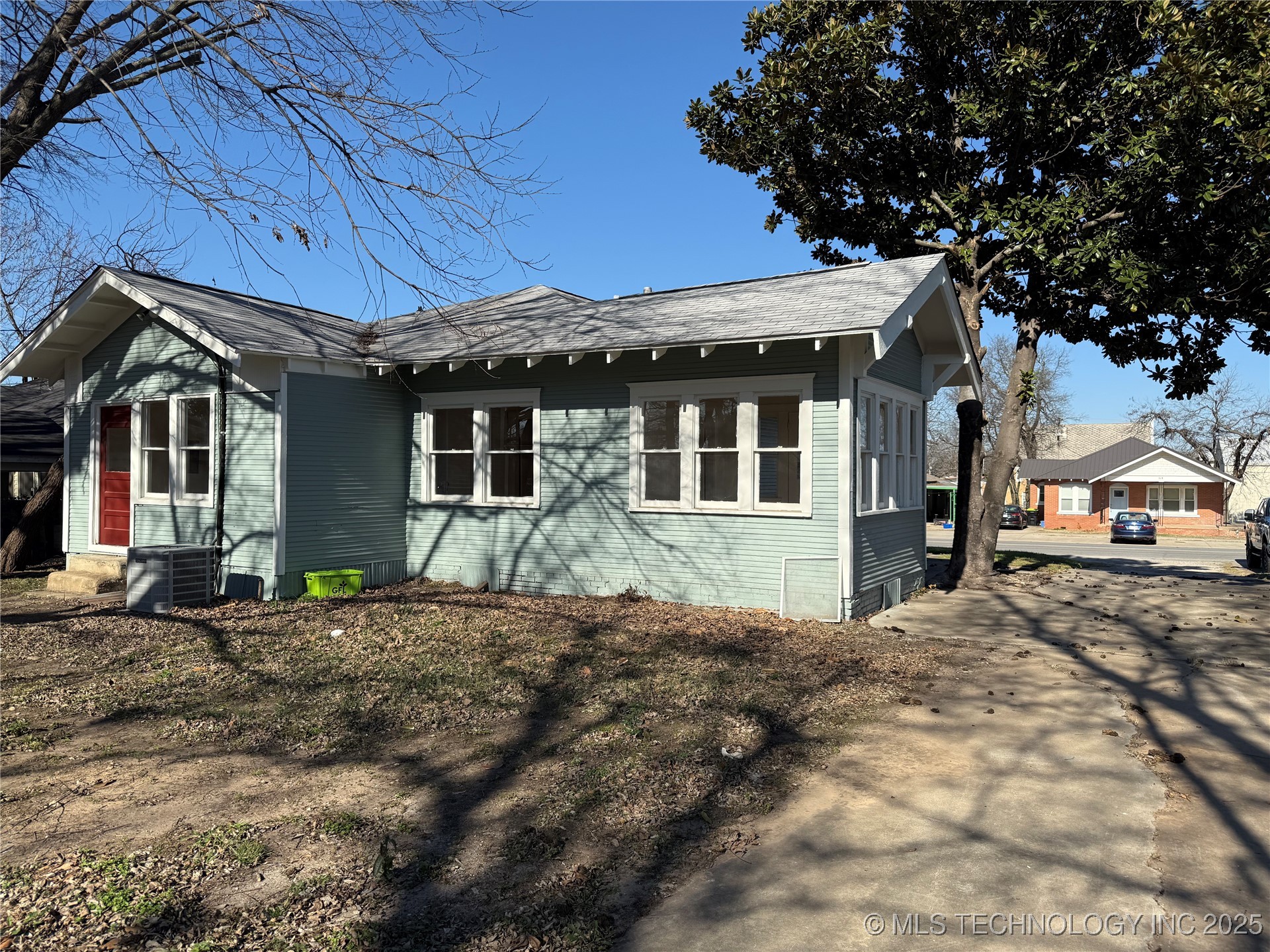 517 E 12th Property Photo 4